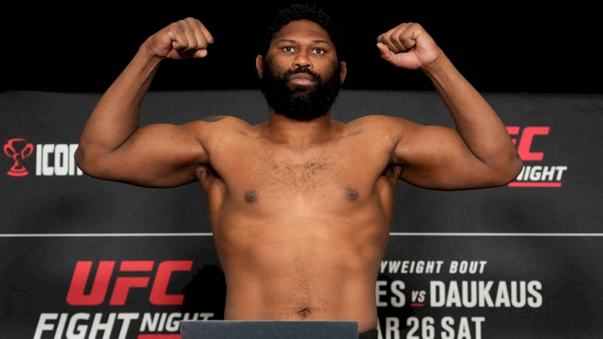 UFC 拳手在稱重活動中彎曲手臂
