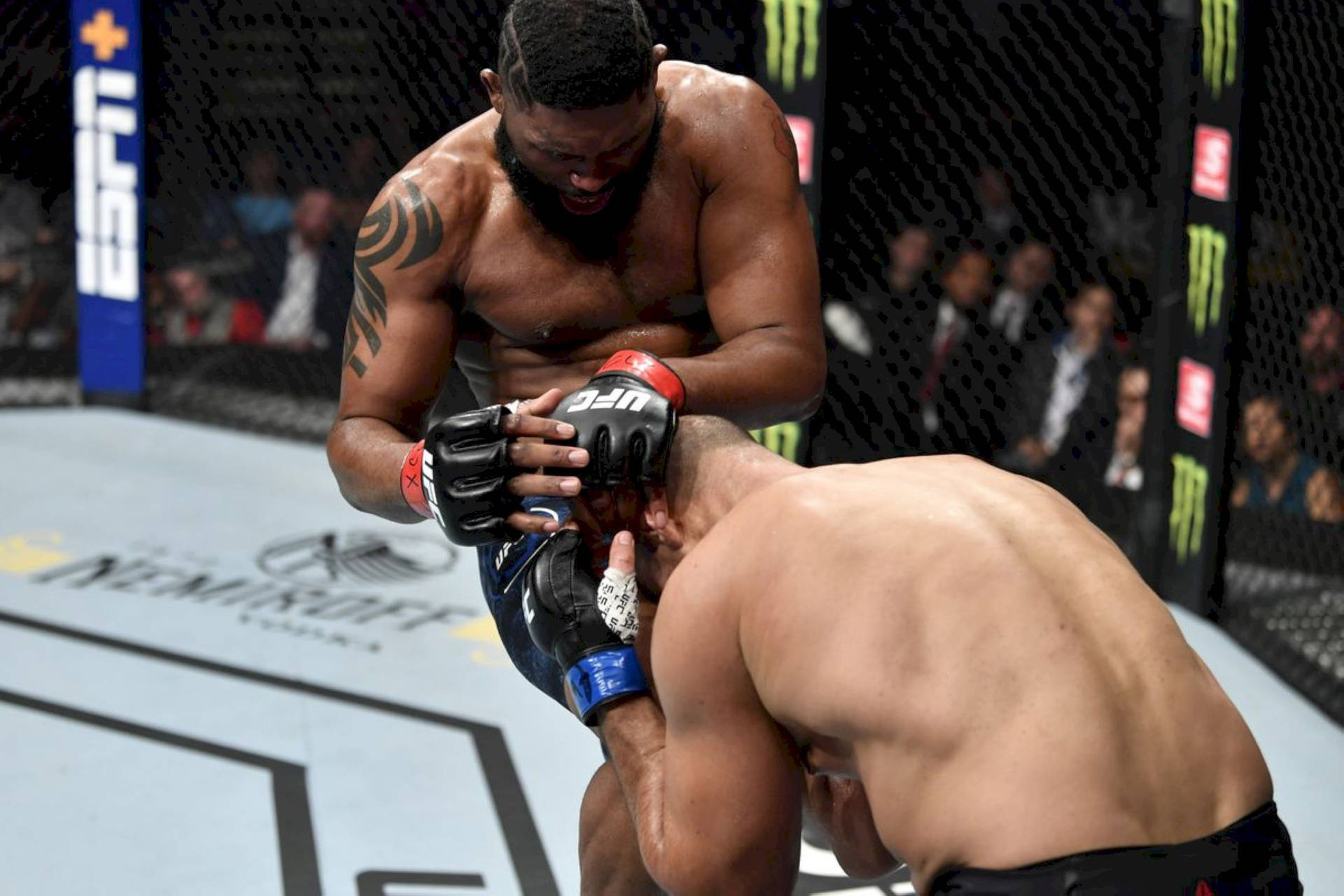 兩名MMA拳手在UFC八角籠內進行纏鬥對抗。
