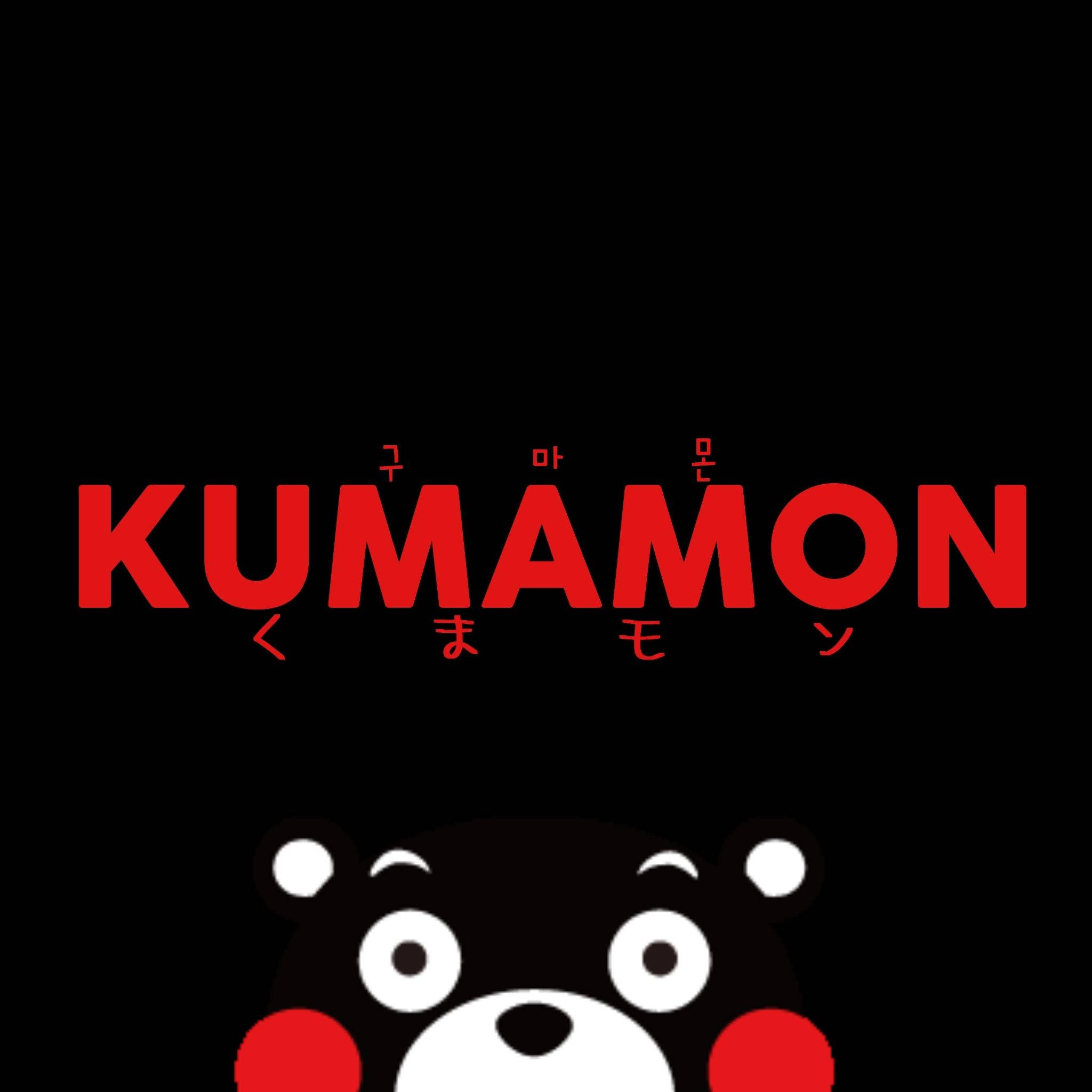 庫馬蒙上半臉 壁紙 — 一個大膽的紅色 Kumamon 標誌，吉祥物的笑臉從下方窺視，背景為純黑色。