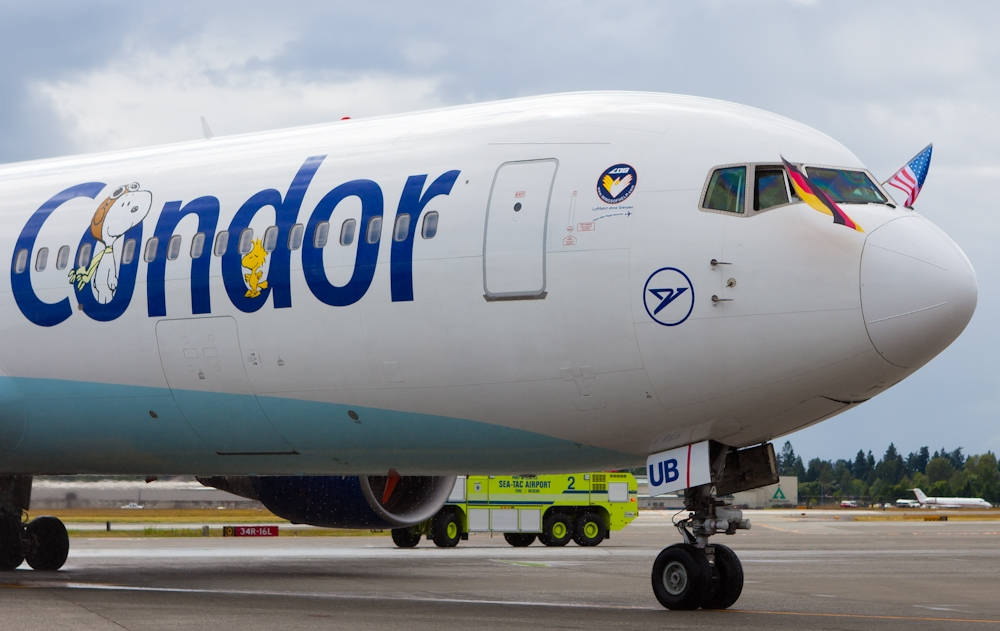 帶有史努比和胡士托塗裝的Condor飛機在機場停機坪上。
