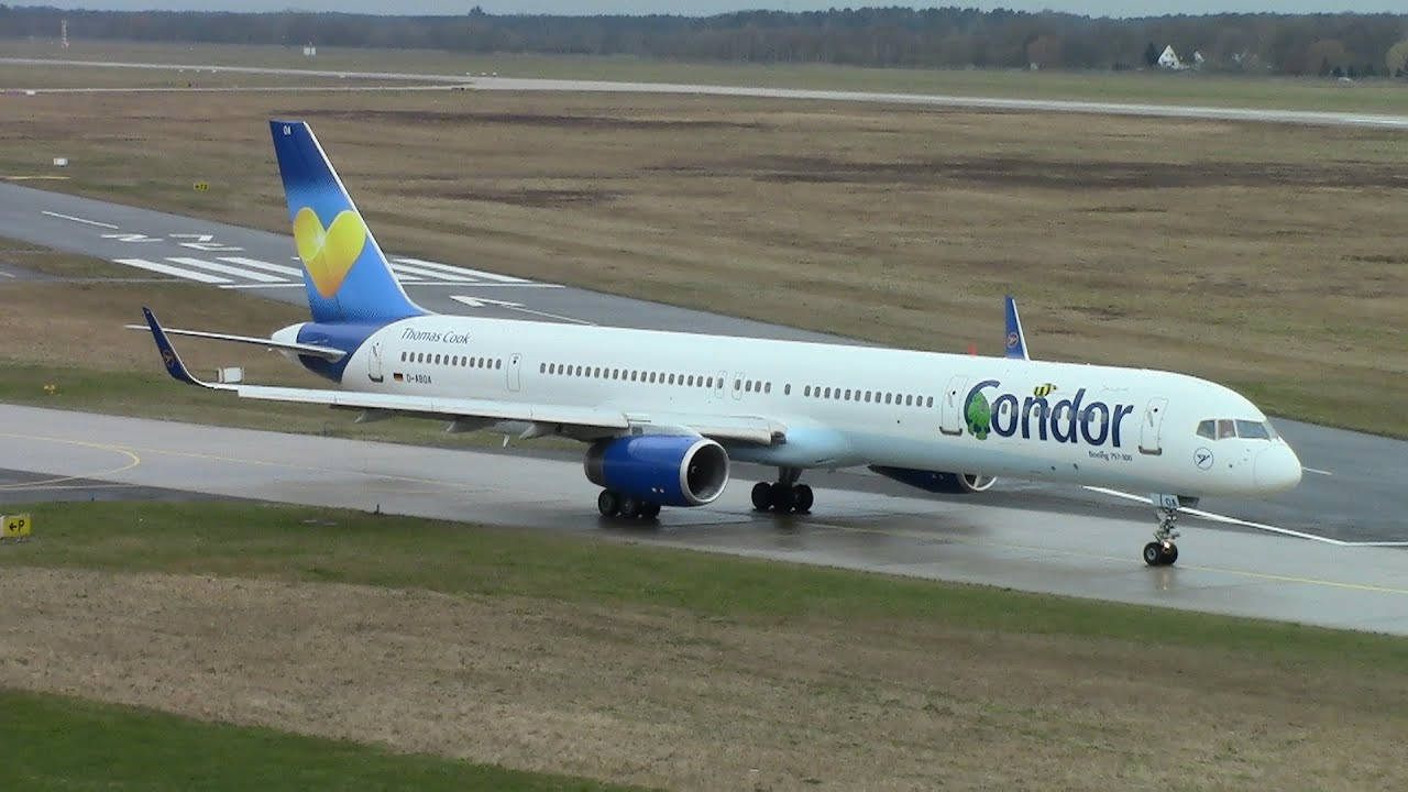 神鷹飛機在機場濕滑跑道上滑行