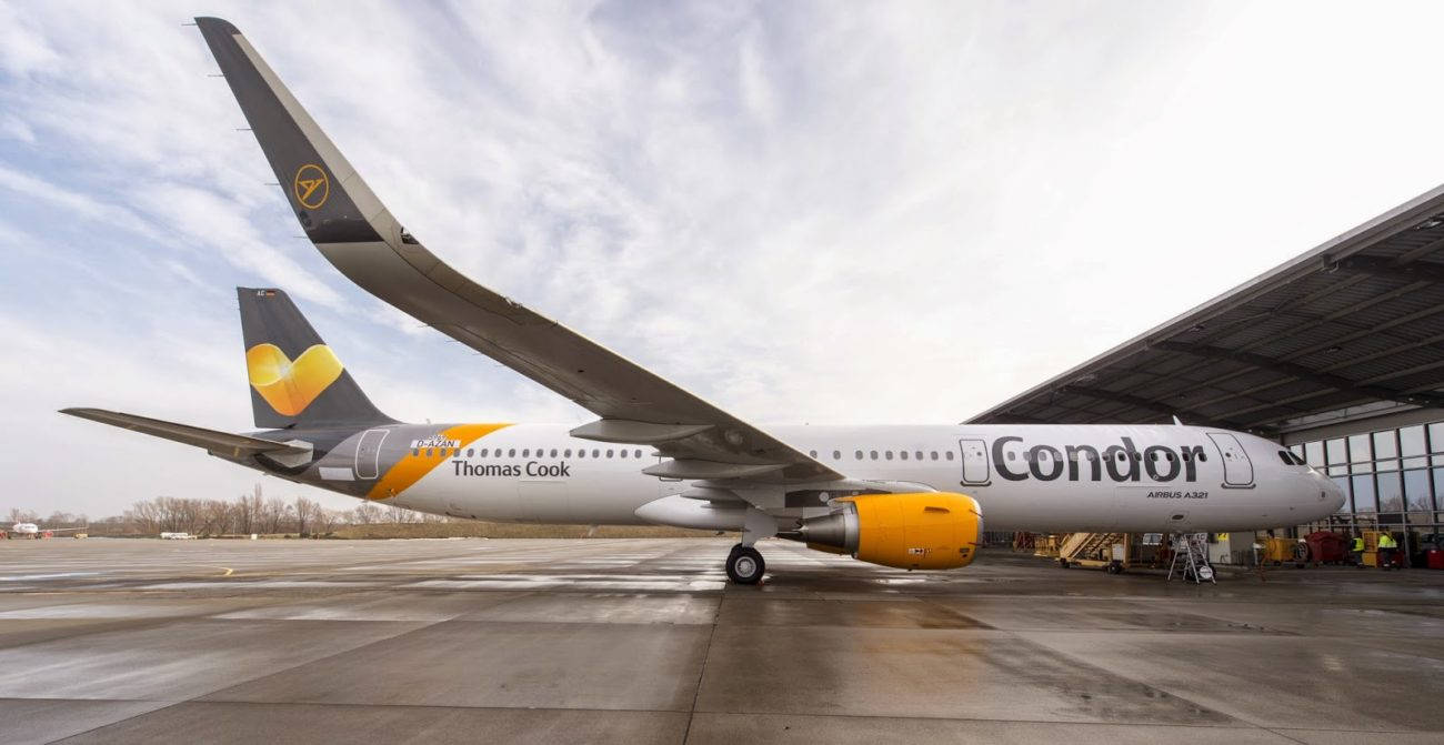 Condor Thomas Cook空中巴士A330停泊在機場閘口，濕滑停機坪，多雲天空
