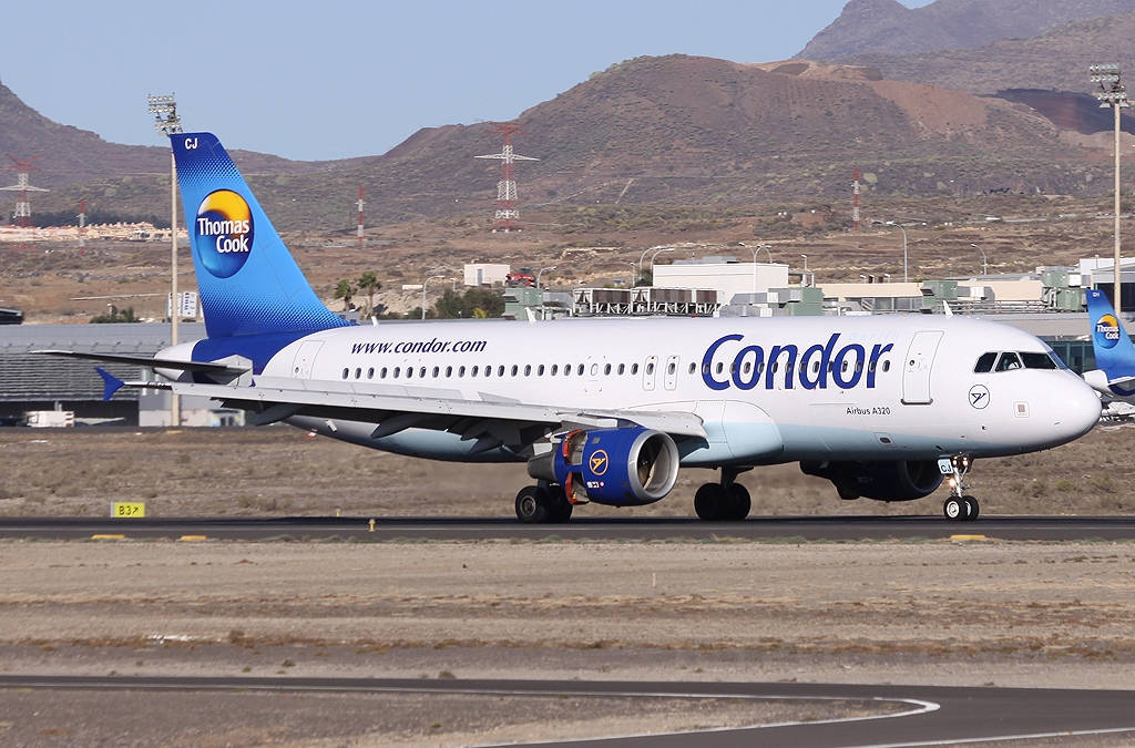 Condor飛機在跑道上滑行，背景有山脈