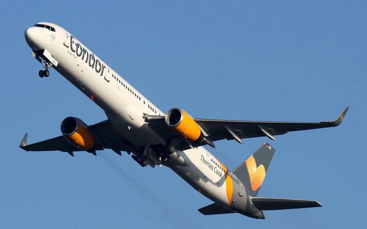 Condor Thomas Cook飛機在清澈藍天中上升