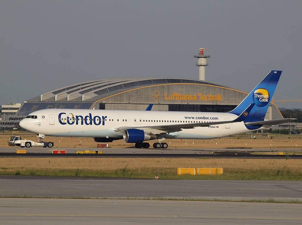 Condor Thomas Cook飛機在機場停機坪上，靠近機庫
