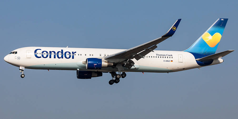 Condor Thomas Cook 飛機放下起落架在藍天中降落