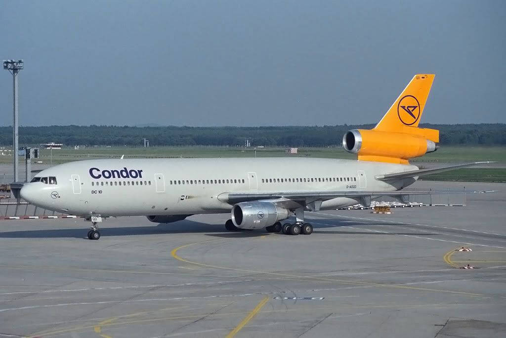 Condor DC-10客機停在機場停機坪，尾翼橙色。