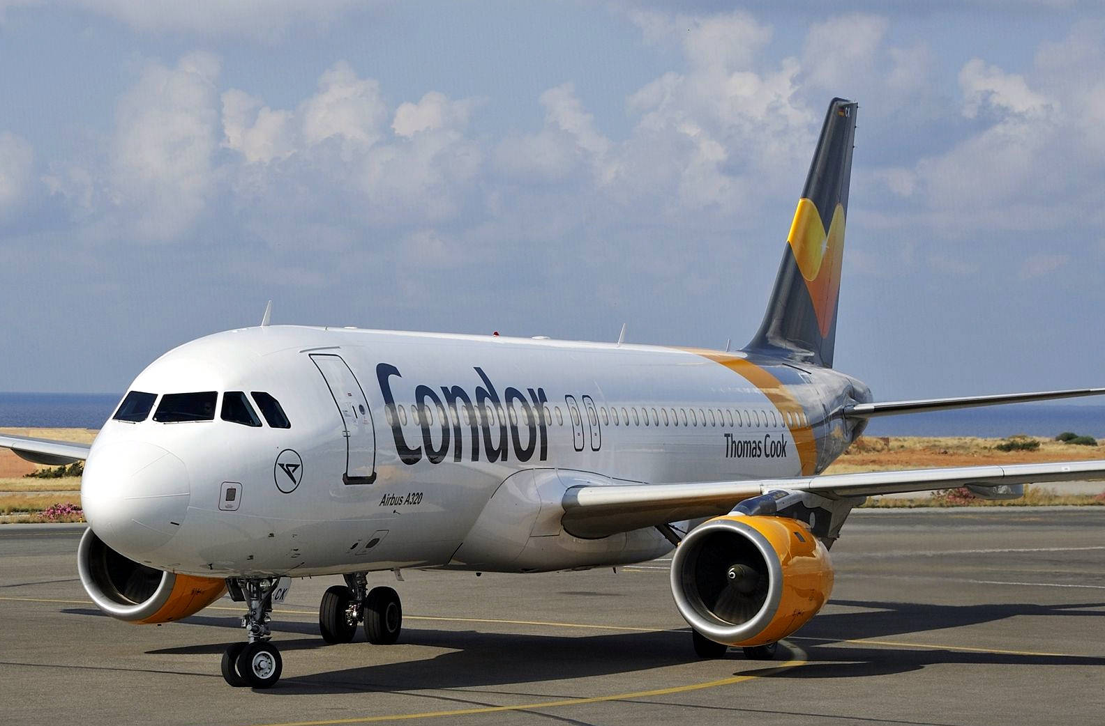 Condor Thomas Cook空中巴士A330在機場停機坪近海