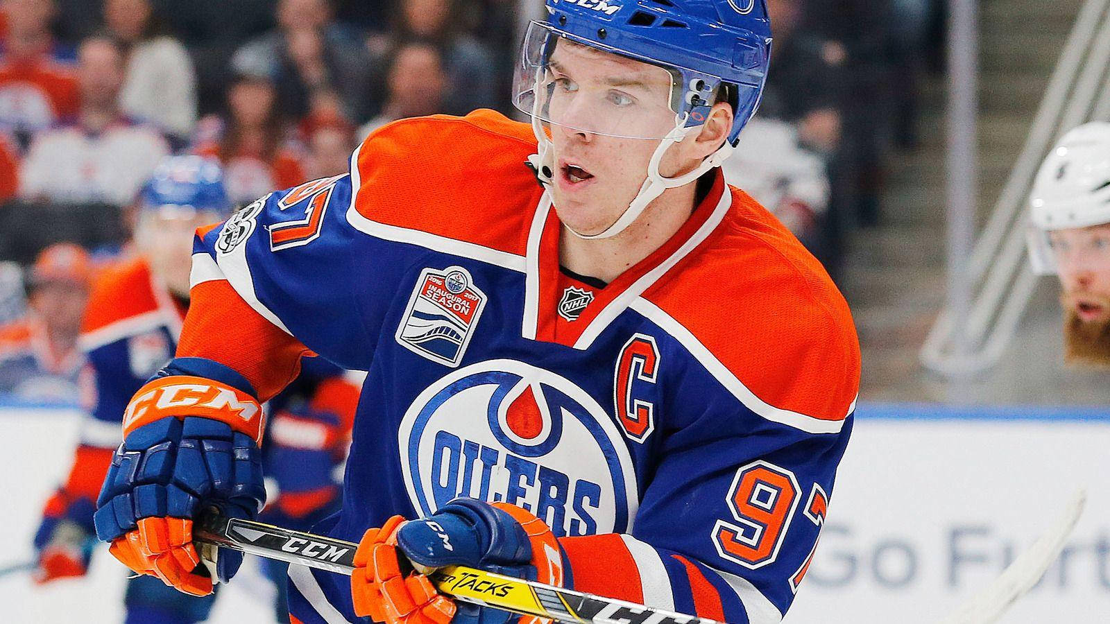 康納·麥克戴維2015年NHL選秀狀元 壁紙 — 一名專注的曲棍球運動員身穿愛民頓油人隊球衣，帶有隊長「C」和97號，在比賽中激烈作賽。