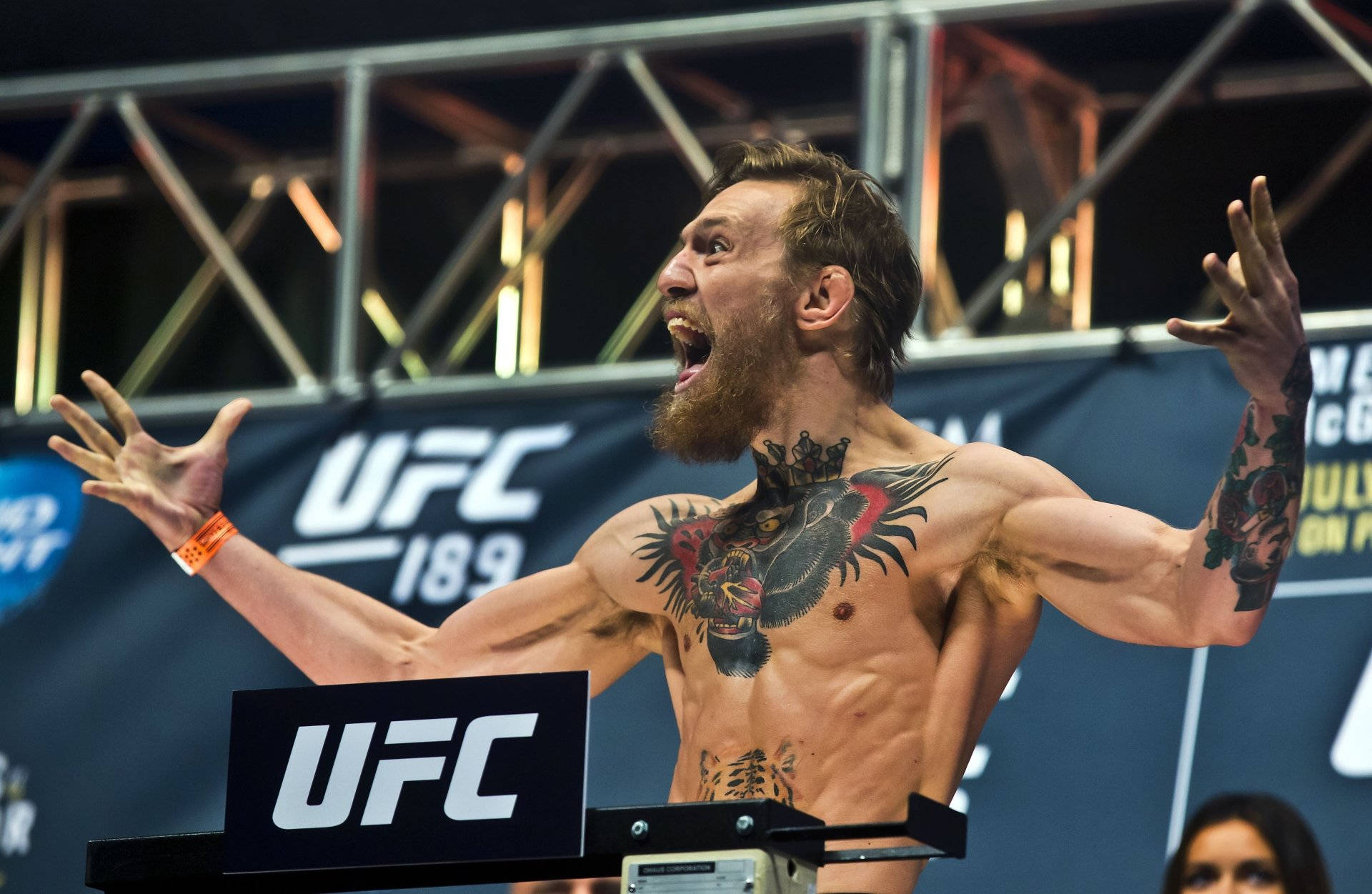 UFC拳手在過磅時高舉雙臂慶祝勝利。