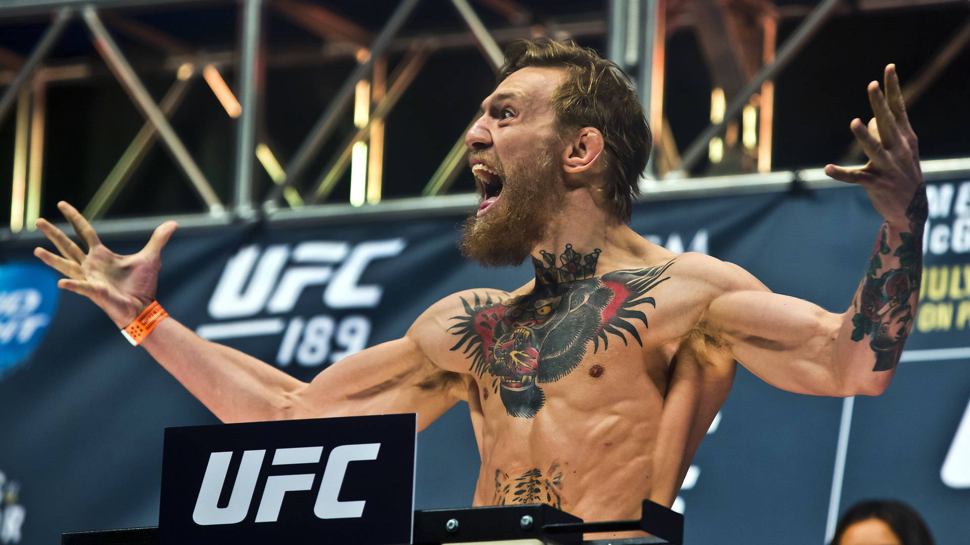 UFC 拳手在稱重活動中高舉雙臂慶祝勝利。