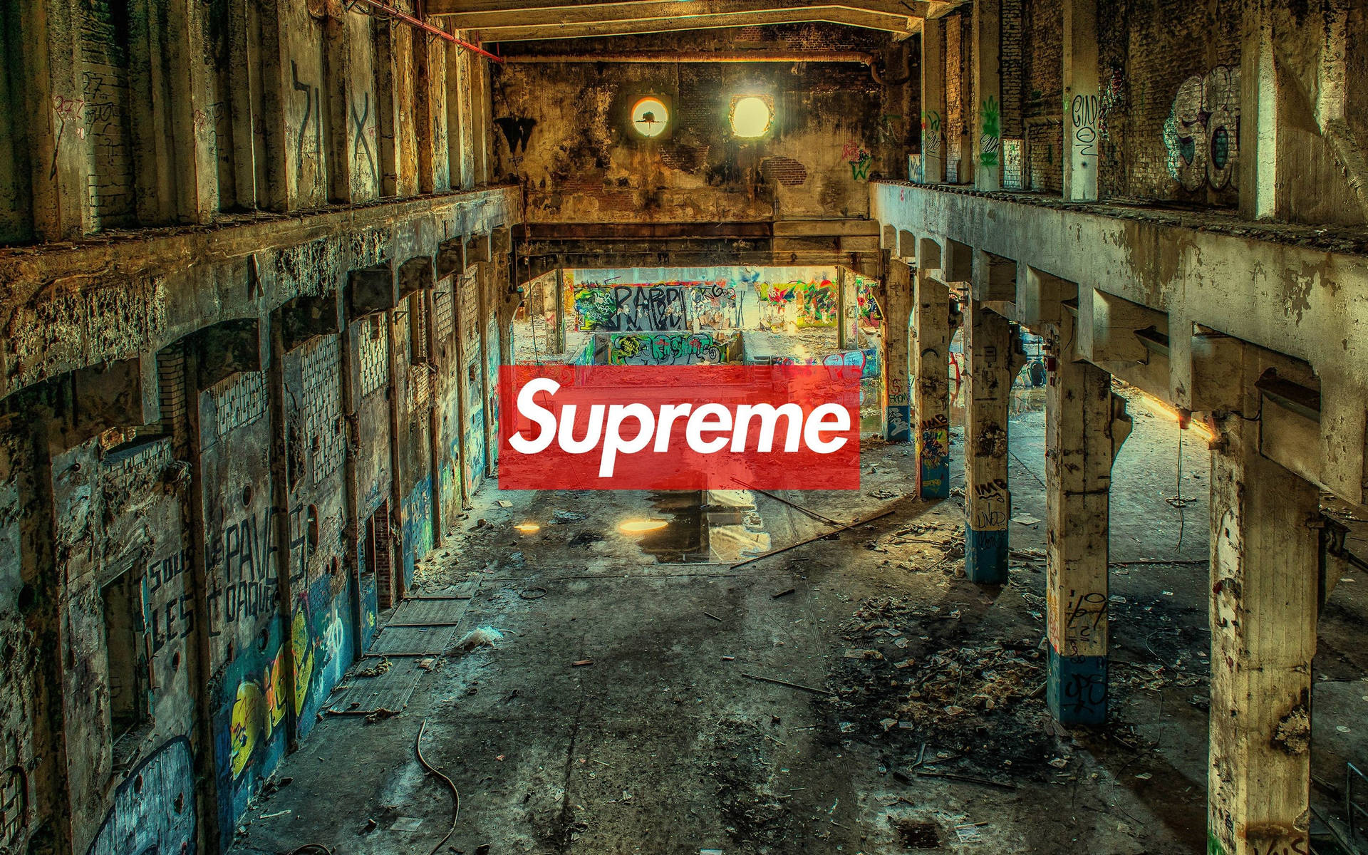 廢棄倉庫，帶有塗鴉和紅色的Supreme標誌。