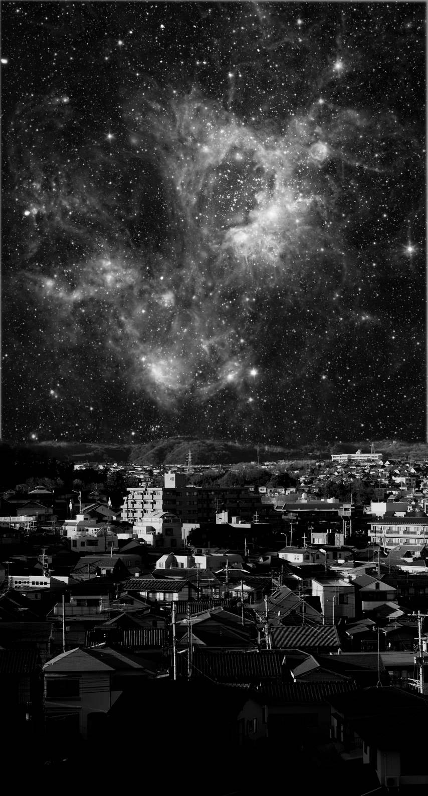 星形 桌布 壁紙 — 廣闊城市景觀的黑白景色，下方是令人驚嘆的詳細星空夜空，充滿宇宙雲層。