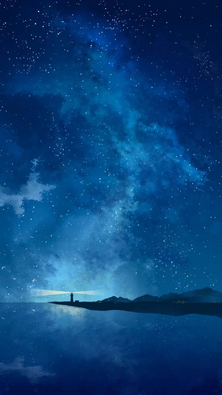 燈塔在星空下的平靜水面上閃耀。