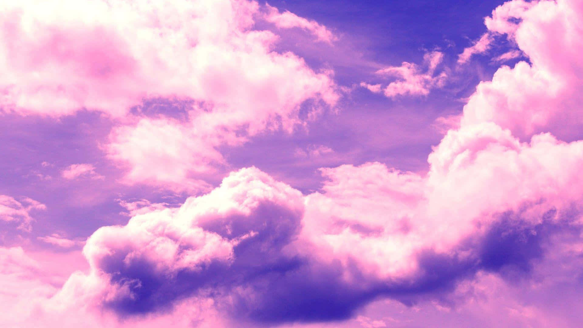 唯美雲朵 桌布 壁紙 — 廣闊的天空充滿了蓬鬆的雲朵，在夢幻般的暮色下散發出柔和的粉紅色和紫色色調。
