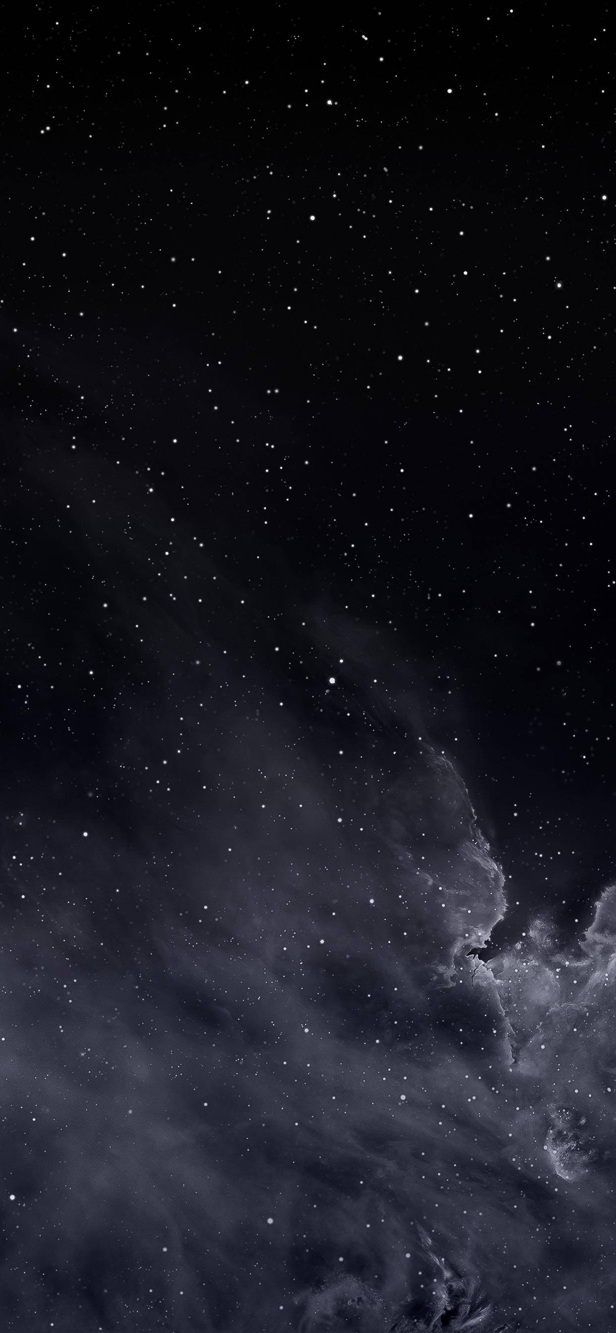 夜空 桌布 壁紙 — 廣闊的宇宙場景，充滿閃爍的星星和旋轉的黑暗星雲，背景是深邃的黑色虛空。