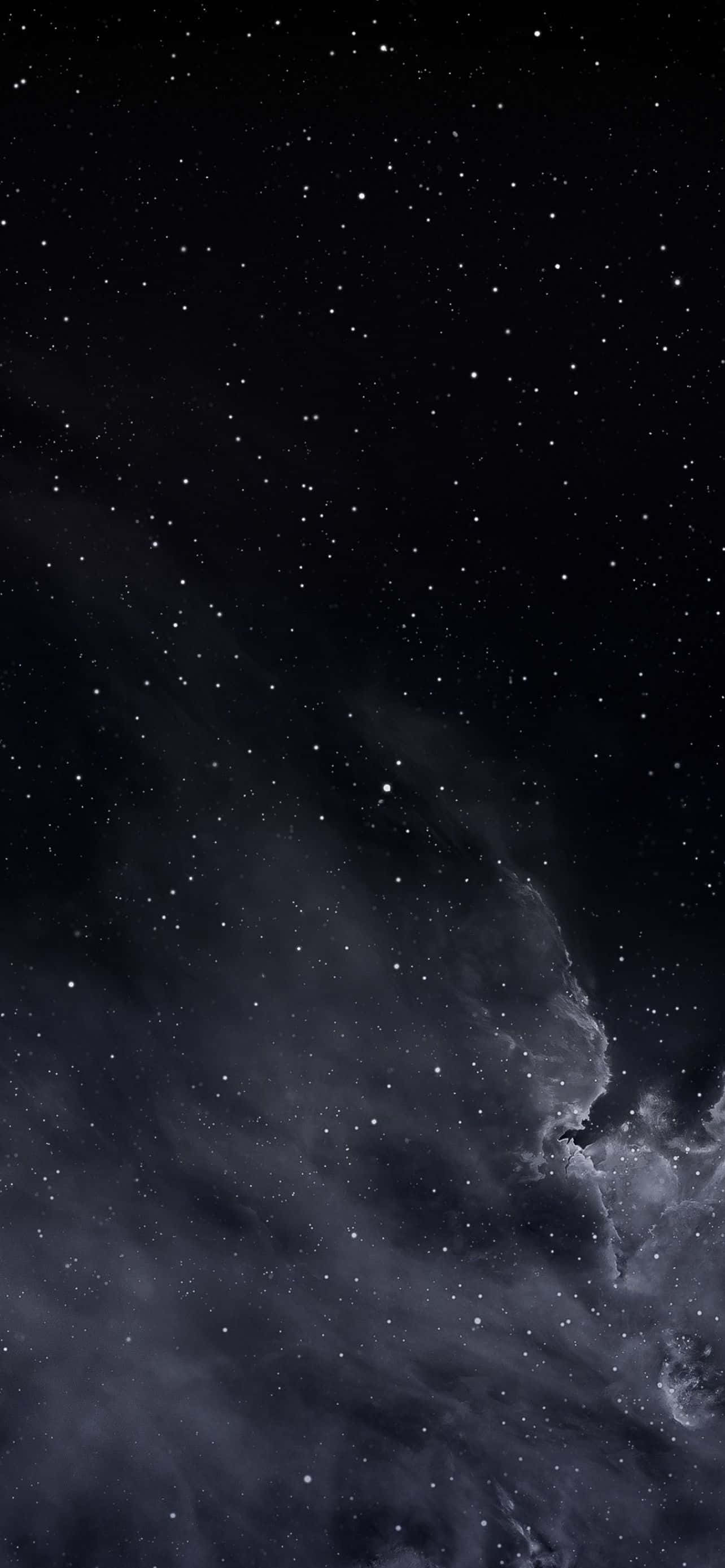 型格 iPhone 壁紙 桌布 壁紙 — 廣闊的宇宙場景，閃爍的星星散落在深邃的黑色太空，灰色和白色的漩渦星雲。