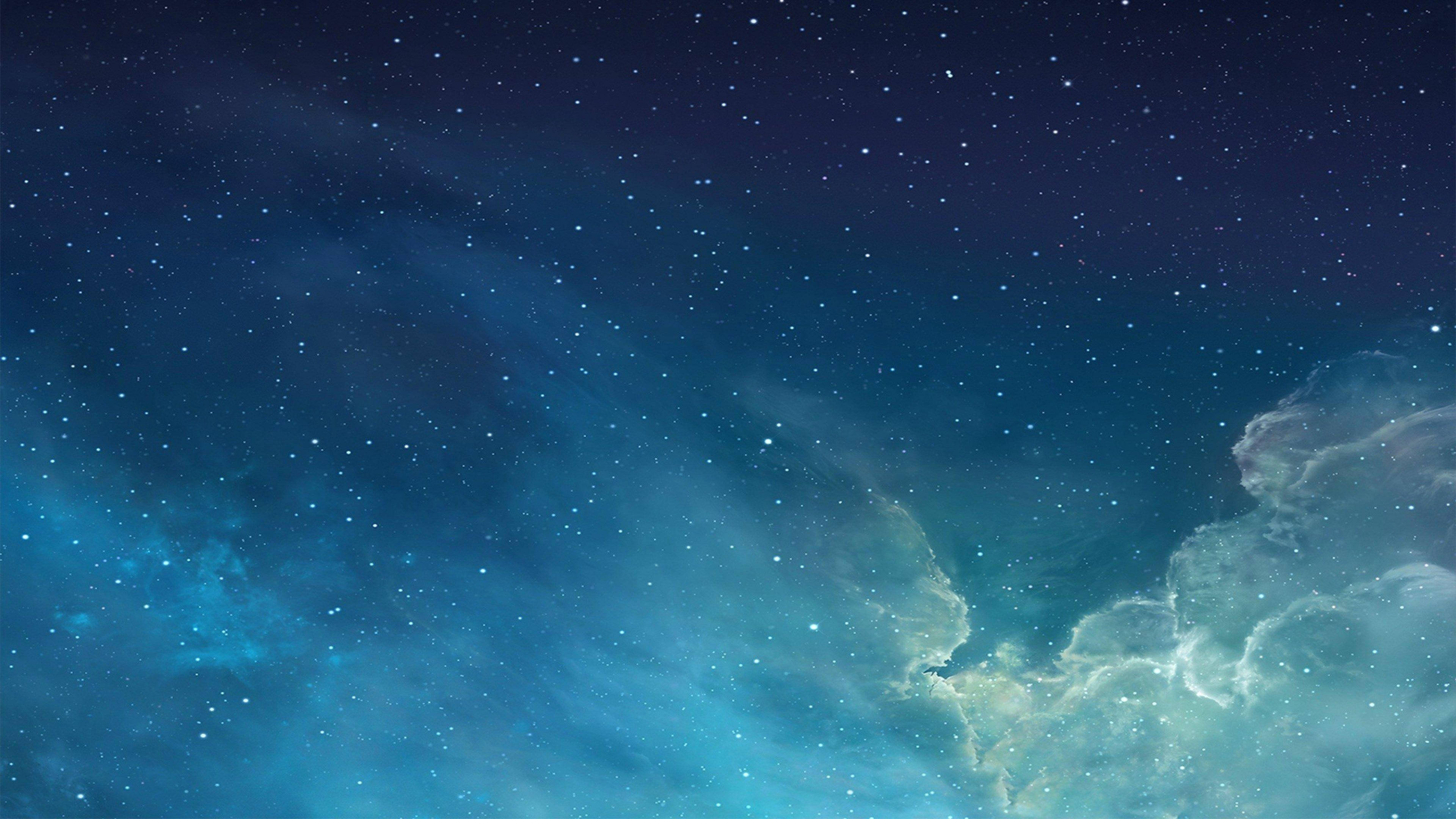 夜空 桌布 壁紙 — 廣闊的宇宙天空，充滿閃爍的星星和發光的藍綠色星雲雲，在深靛藍色的蒼穹下。