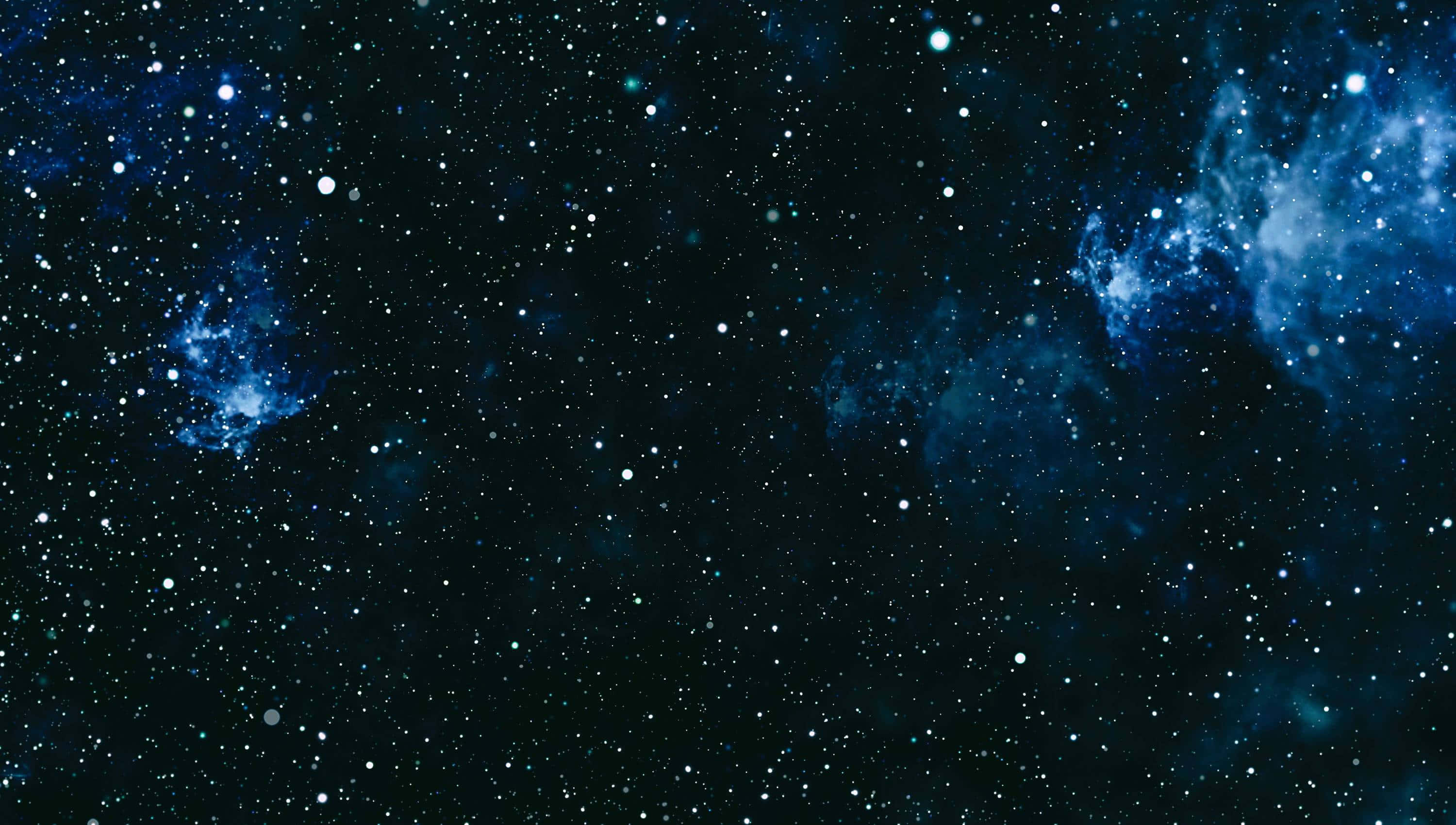 Dark Sky 桌布 壁紙 — 廣闊的宇宙空間，佈滿閃爍的星星和發光的藍色星雲，背景是深邃的黑色虛空。
