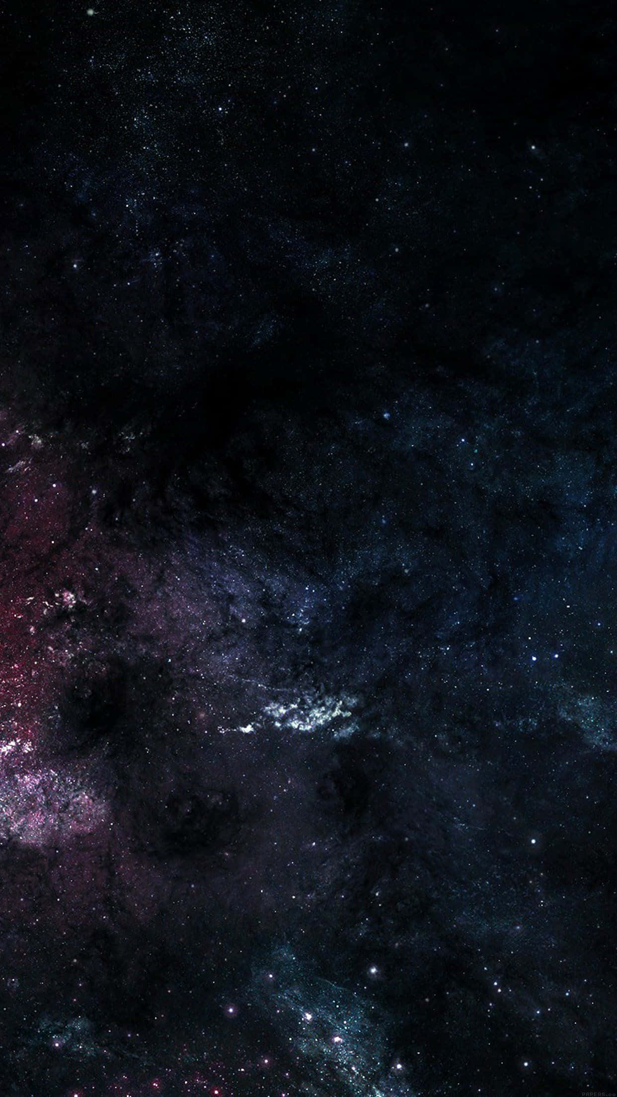 Dark Sky 桌布 壁紙 — 廣闊的宇宙空間，充滿了閃爍的星星和旋轉的星雲，呈現深藍和紫色調。
