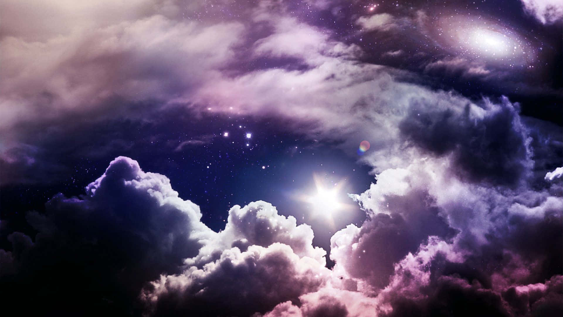 Purple Clouds 桌布 壁紙 — 廣闊的宇宙雲層在燦爛的星爆下旋轉，深紫色夜空中可見發光的星系。