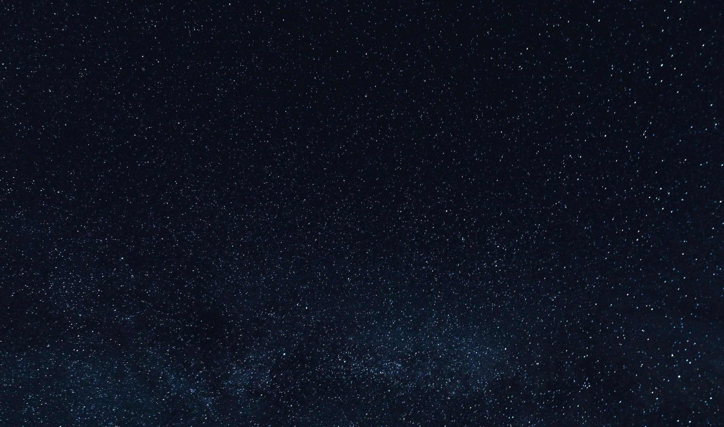 2440x1440 桌布 壁紙 — 廣闊的深藍色夜空，充滿無數閃爍的星星和銀河系微弱的發光帶。