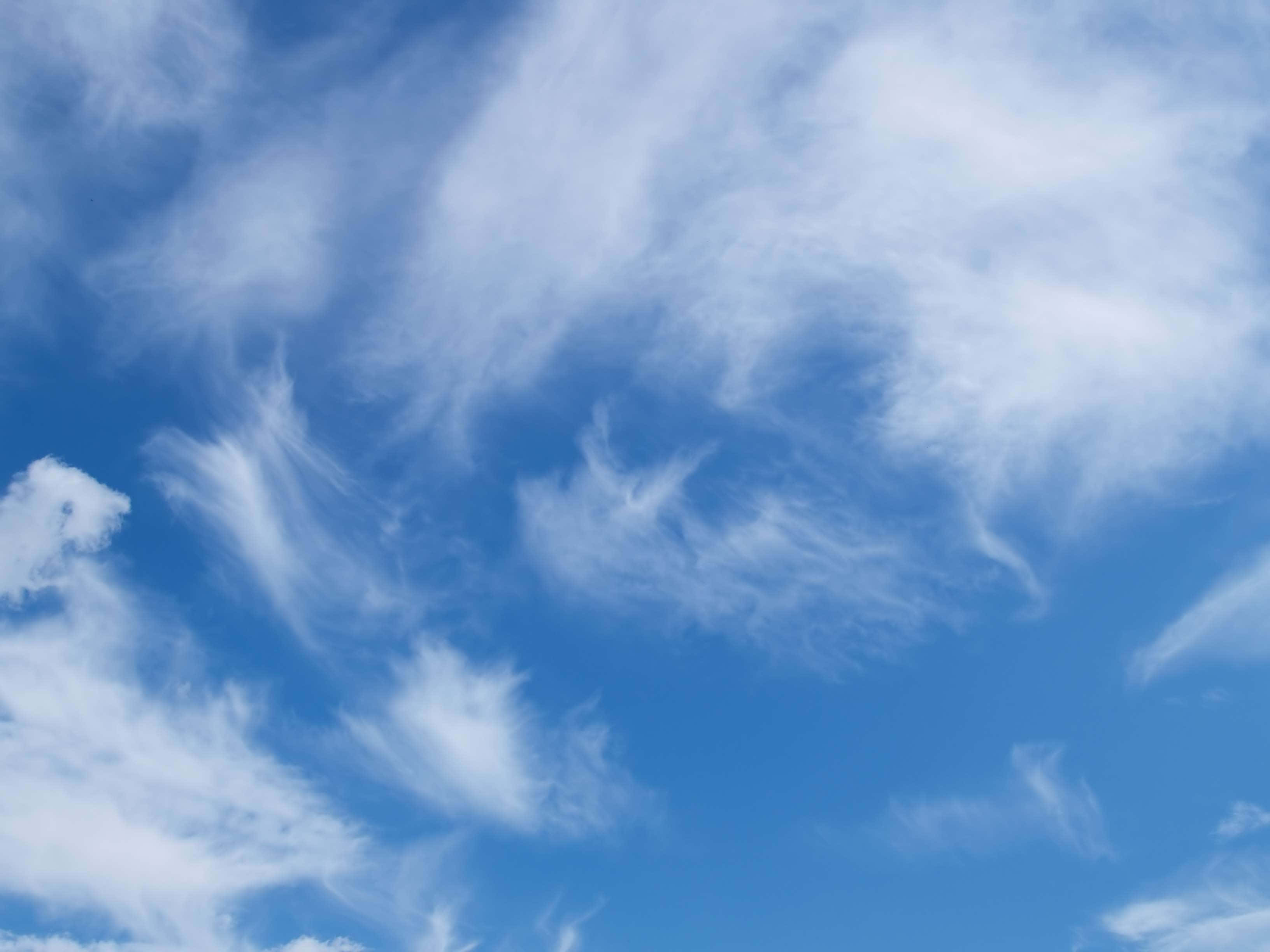 Cloud Aesthetic 桌布 壁紙 — 廣闊的藍天中，縷縷白色卷雲優雅地飄過天際。