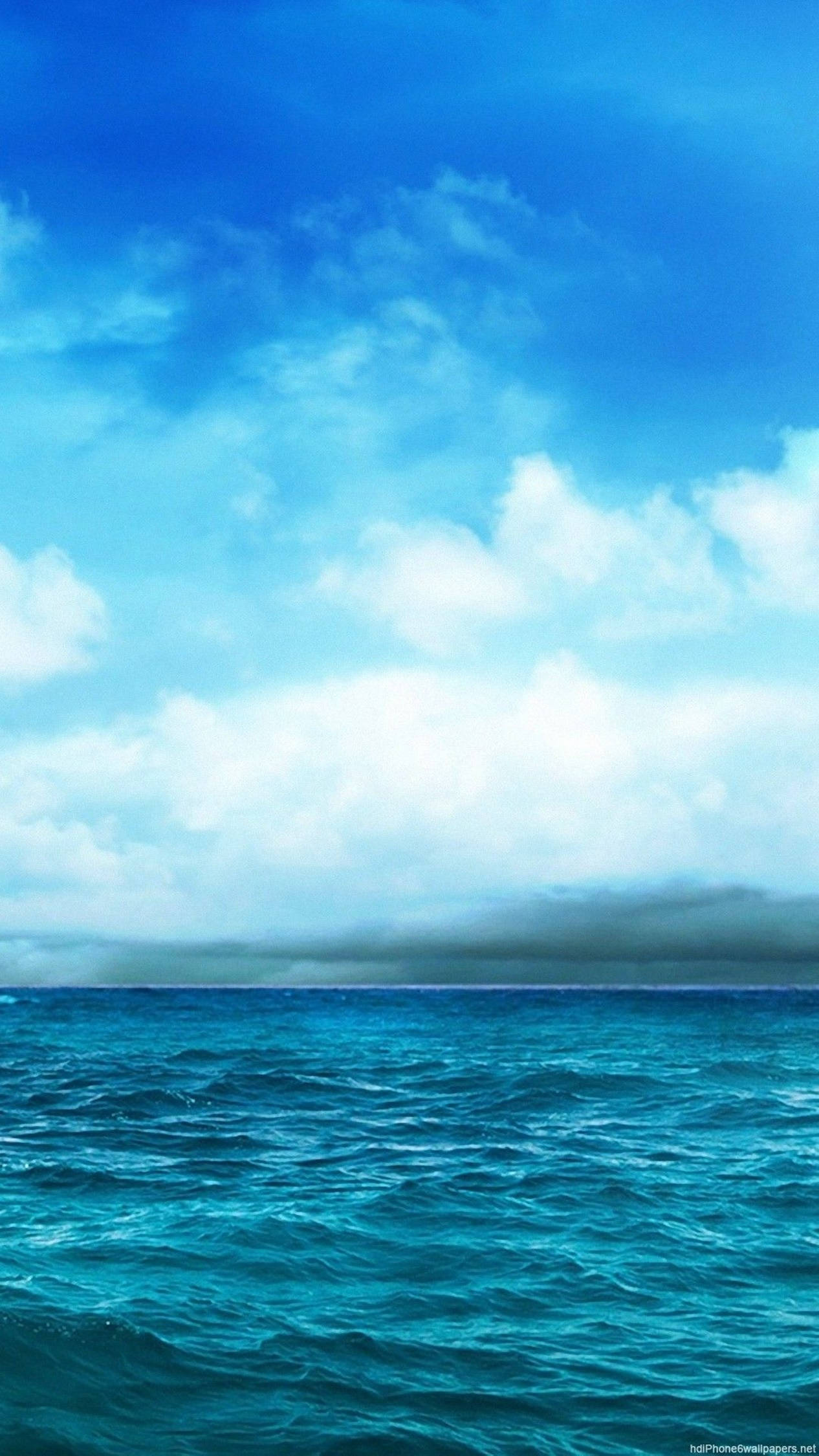自然 桌布 壁紙 — 廣闊的藍綠色海浪與明亮的藍天相遇，天空中有蓬鬆的白雲和遙遠的黑暗地平線。
