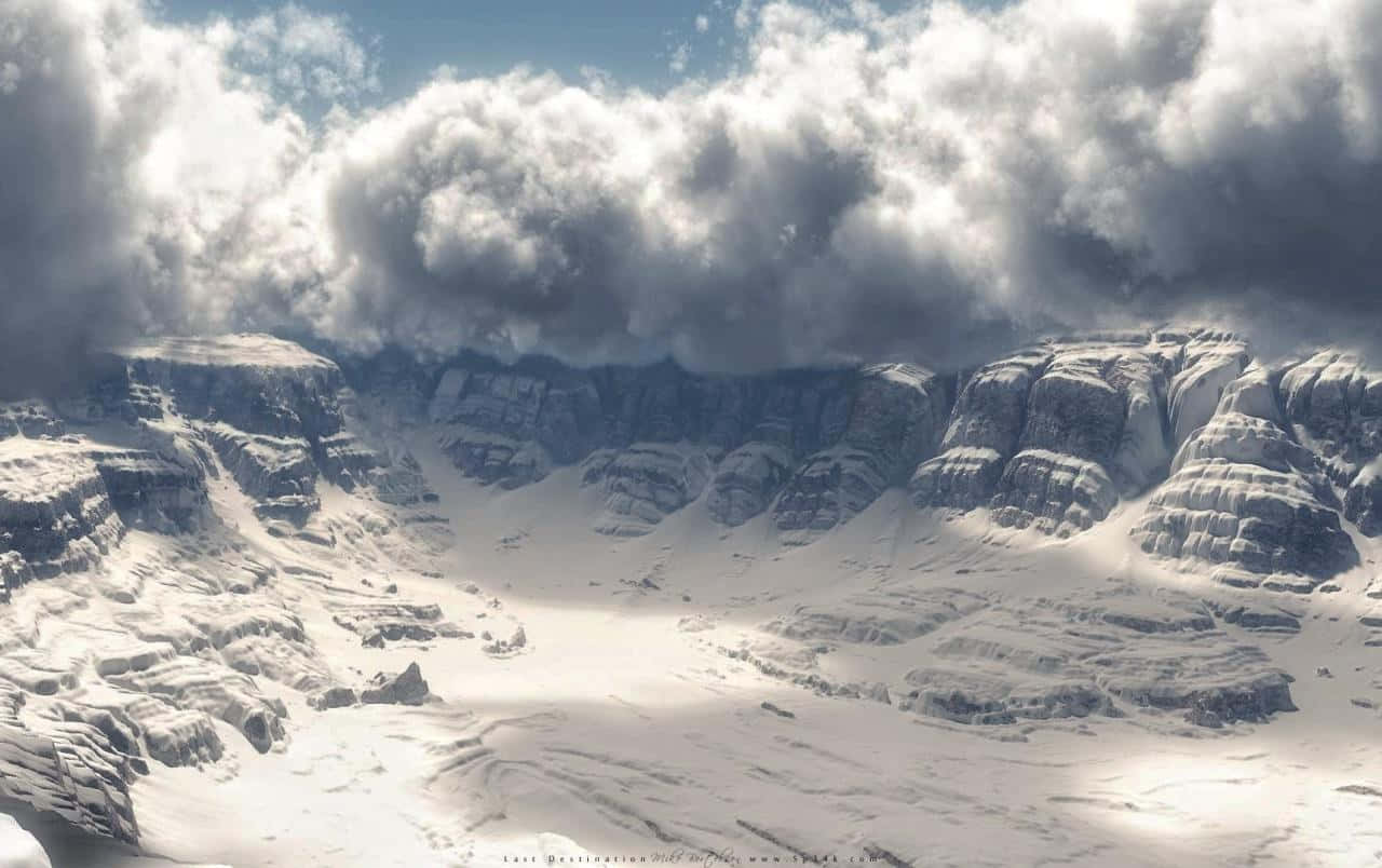 Snowstorm 桌布 壁紙 — 廣闊的雪山山谷，天空戲劇性，厚雲在崎嶇山峰上投下陰影。