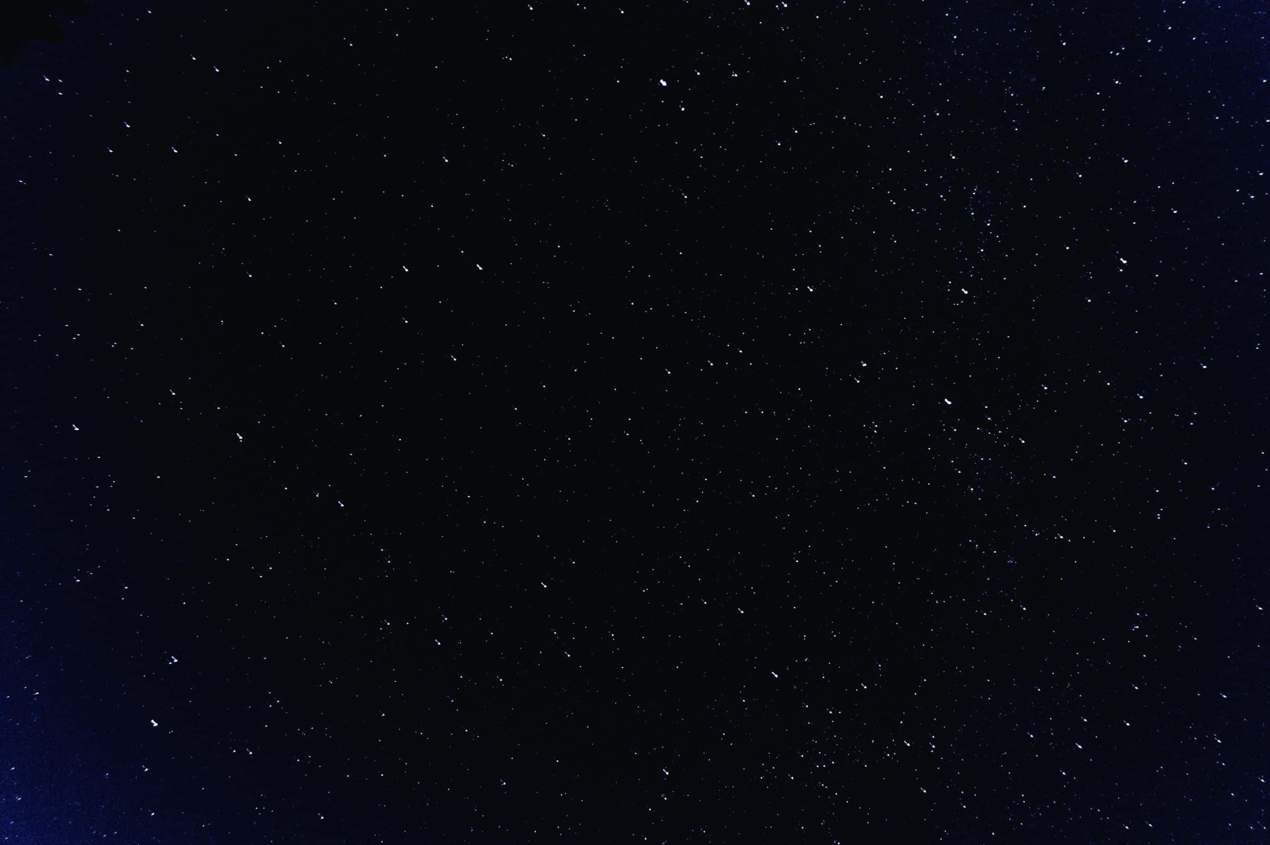 dark matter 桌布 壁紙 — 廣闊的黑暗夜空，在深靛藍背景下充滿了無數閃爍的星星。