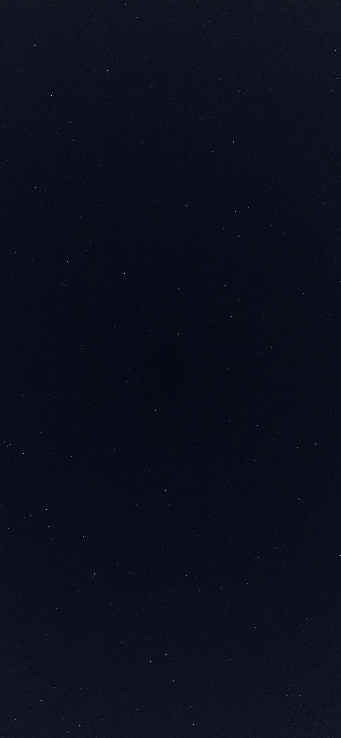 Minimalist Sky 桌布 壁紙 — 廣闊的黑暗夜空，無數閃爍的星星散落在深靛藍色的廣袤中。