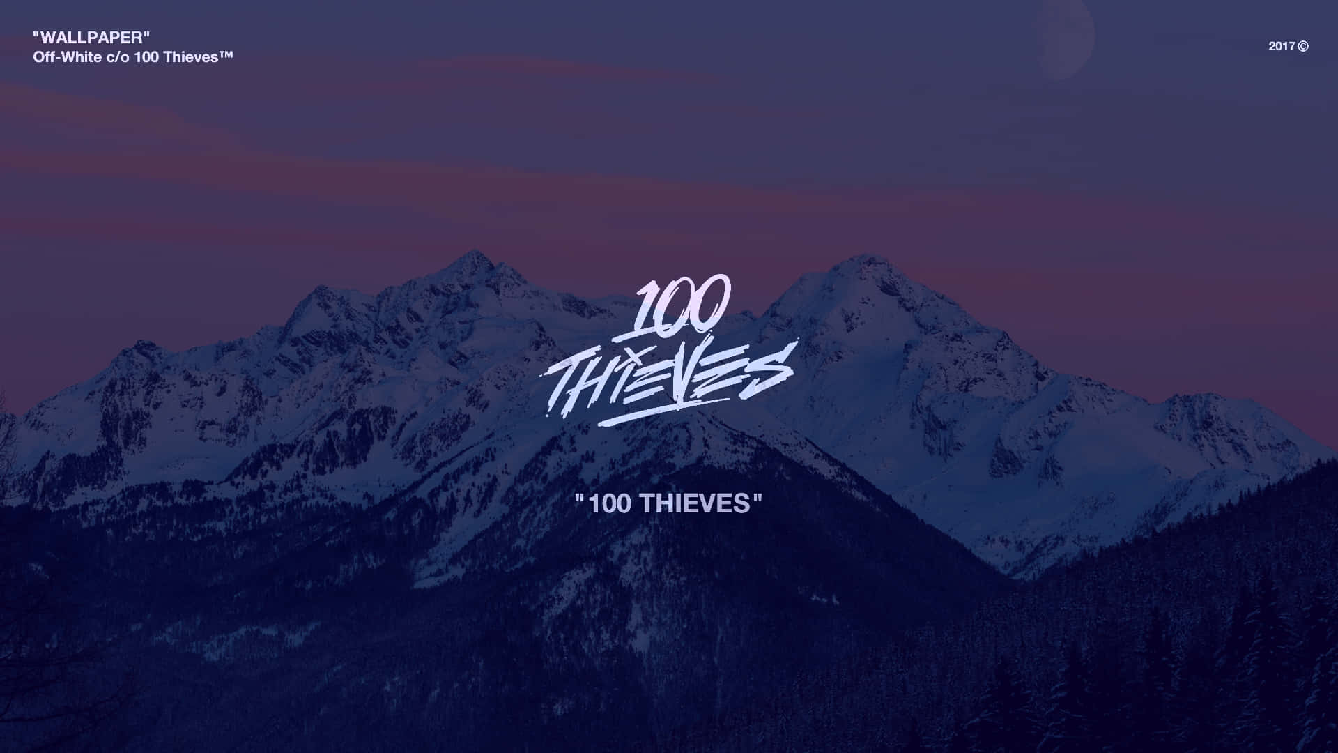 暮色中的雪山，上面覆蓋著「100 THIEVES」標誌。
