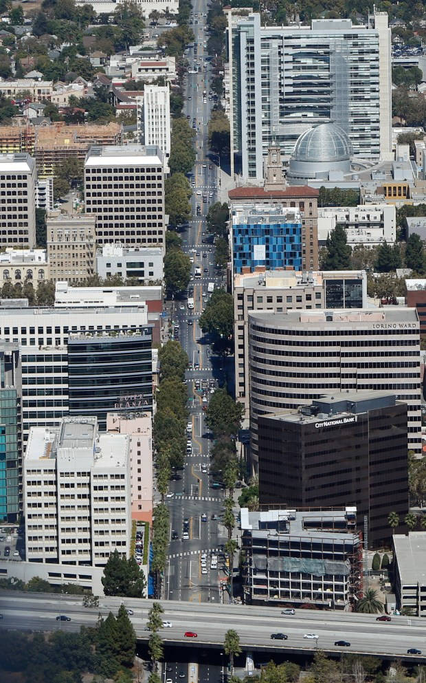 密集市區的鳥瞰圖，摩天大樓和繁忙道路。