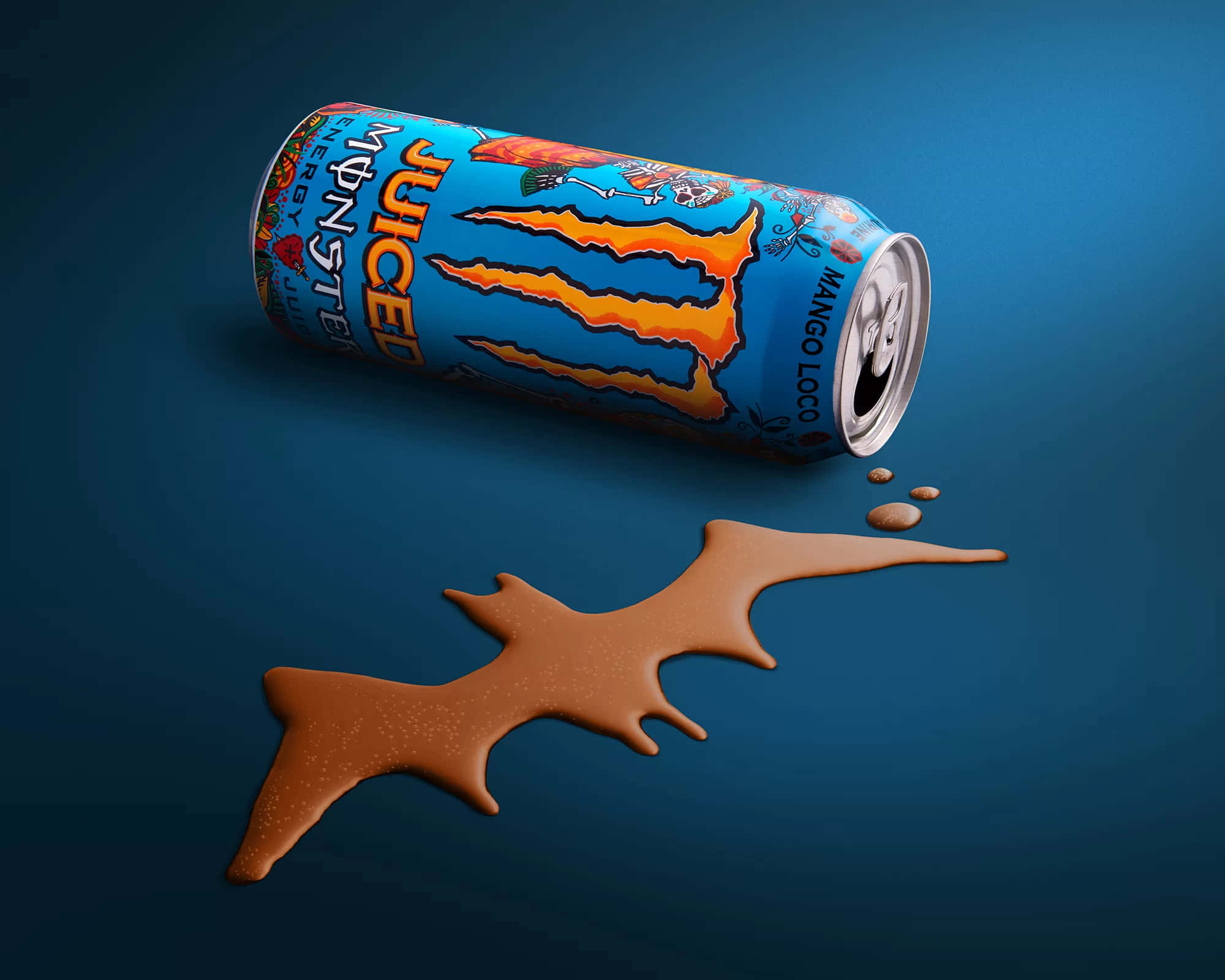 引人入勝的商業產品陳列 壁紙 — 一個傾斜的藍色Monster Juiced Mango Loco能量飲品罐將棕色液體灑在深藍色表面上。