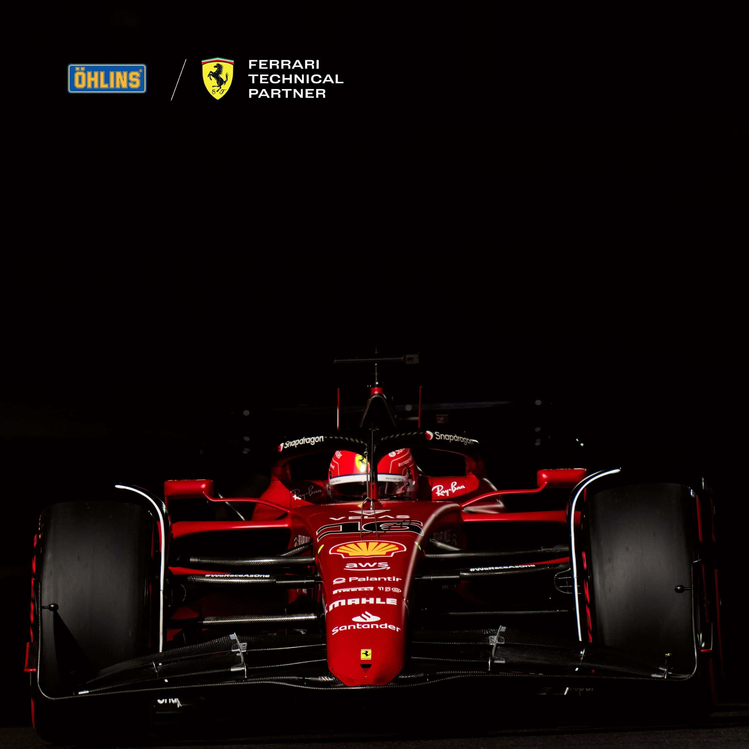 引人入勝的賽事 - F1賽車疾馳於賽道 壁紙 — 一輛紅色法拉利一級方程式賽車，車手頭盔從下方照亮，背景為黑色。