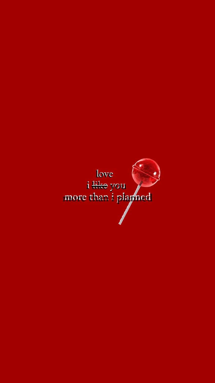 紅色棒棒糖，紅色背景上有文字 love i like you more than i planned