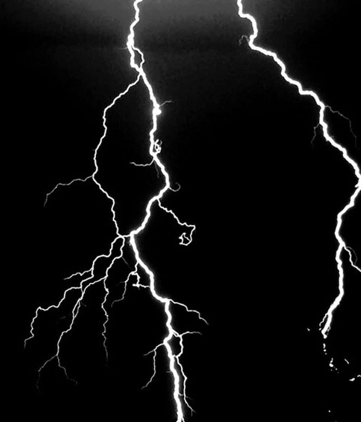 兩道明亮的閃電在黑暗的天空中劈啪作響。