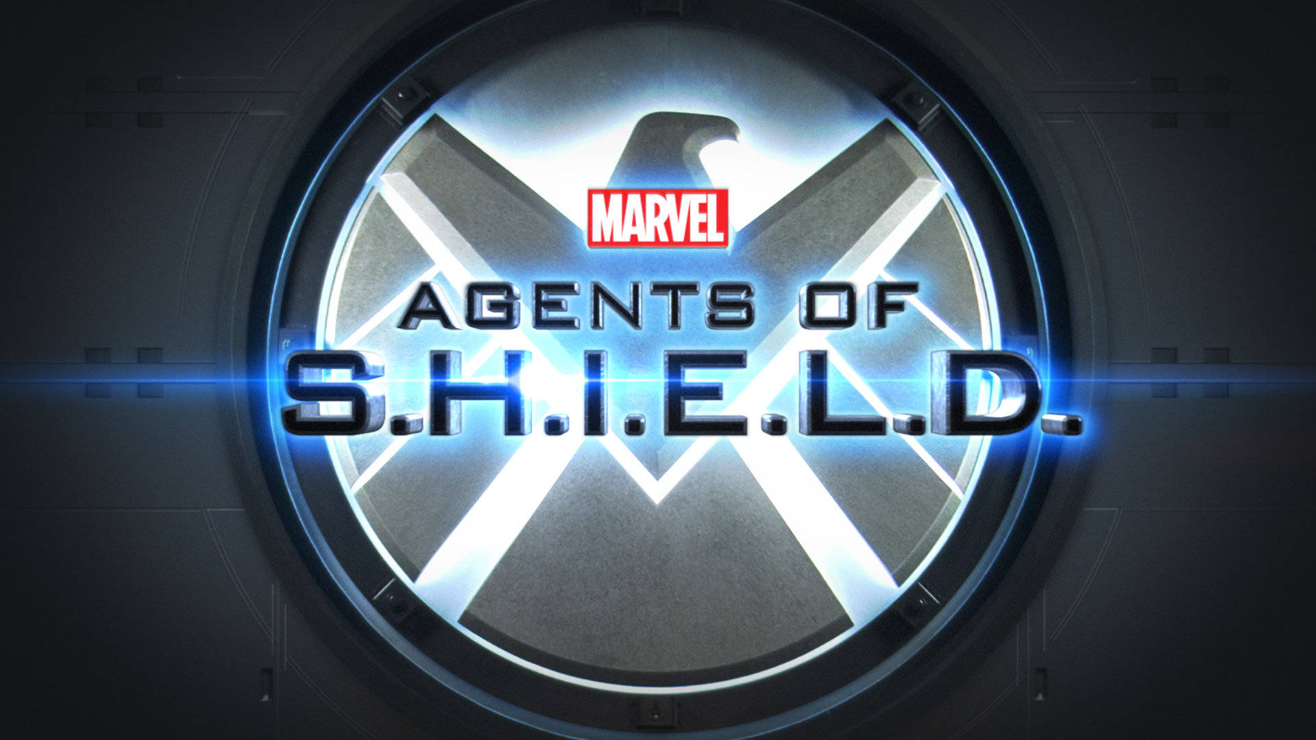 S.H.I.E.L.D.標誌在圓形金屬觀景窗中發出藍光。