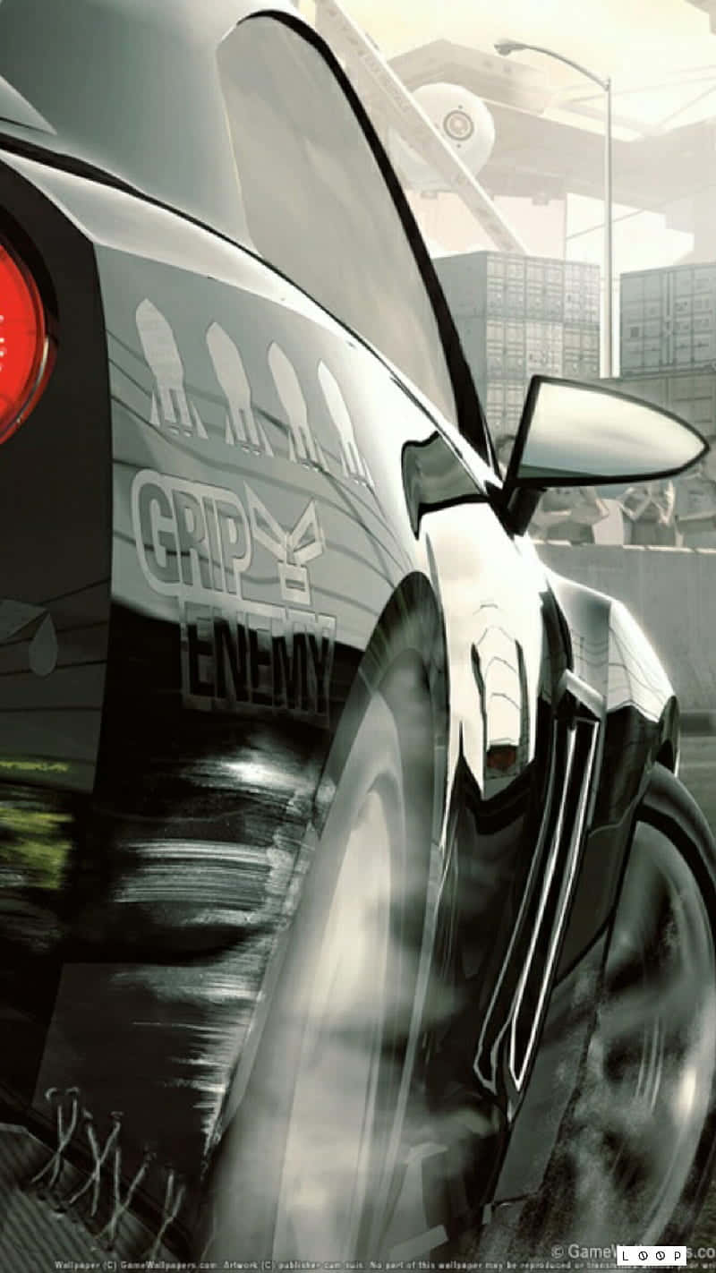 帶有 'GRIP ENEMY' 貼紙的黑色跑車，在黃昏時分飛馳穿過城市峽谷。