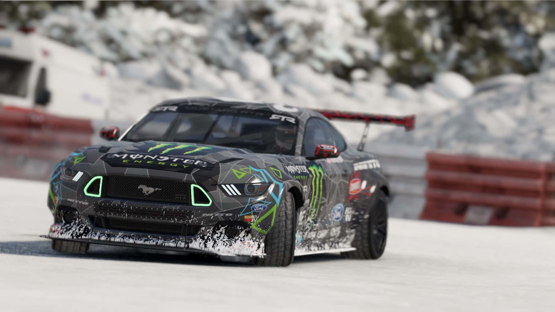 引擎轟鳴，繫好安全帶迎接HD Project Cars 2的極致體驗 壁紙 — 一輛黑綠色的Monster Energy Ford Mustang在雪地賽道上飄移，背景有紅色護欄和積雪覆蓋的山丘。