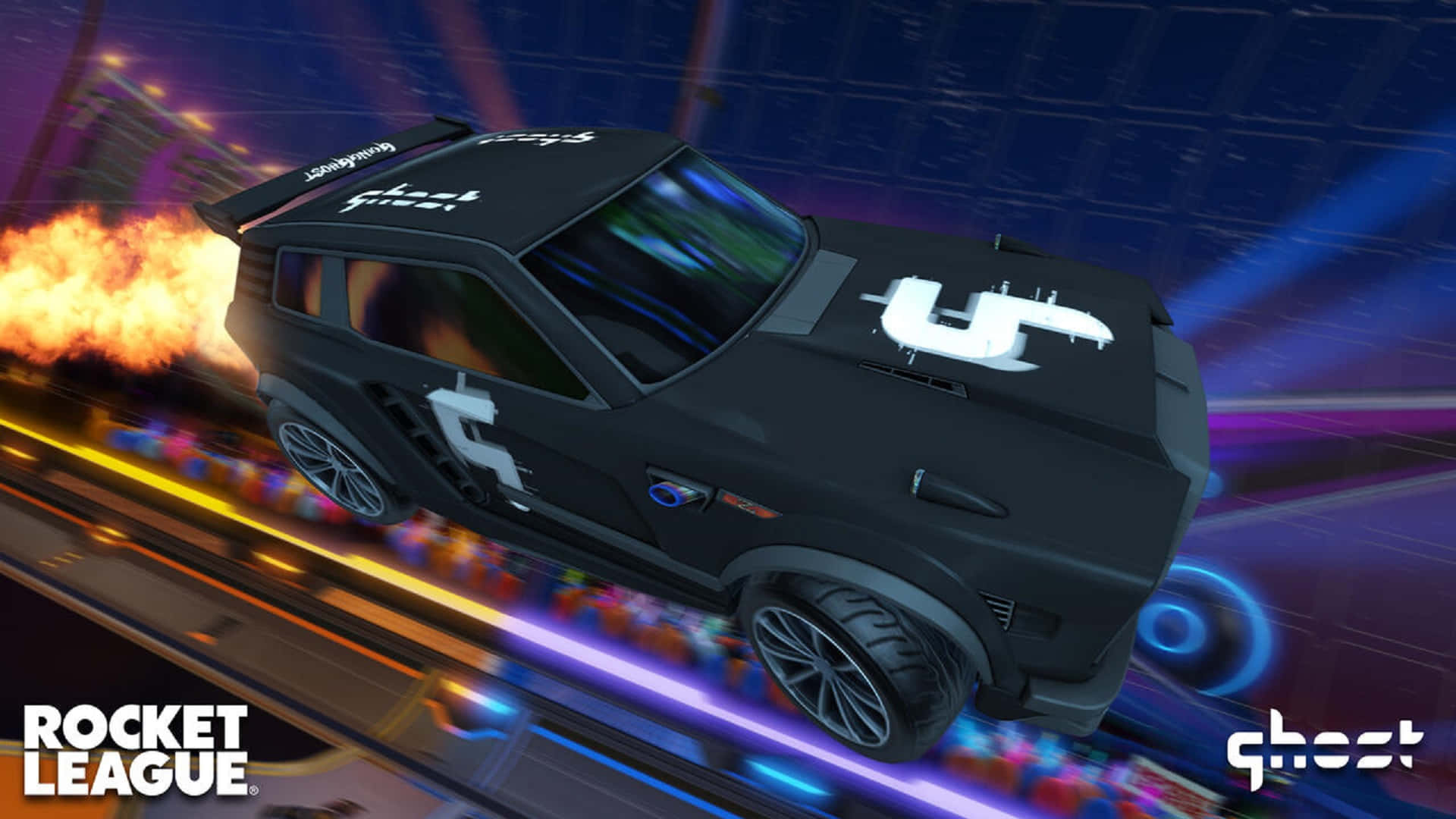 引擎轟鳴，體驗 Rocket League 的精彩冒險！ 壁紙 — 一輛黑色Rocket League賽車帶有發光白色「G」貼花，在霓虹燈競技場中疾馳，伴隨著火焰排氣和動態模糊。