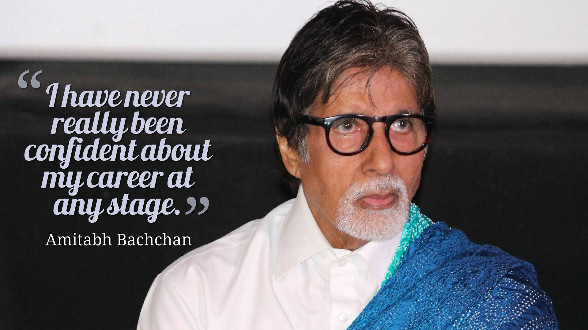 引用阿米塔布·巴沙克名言 壁紙 — Amitabh Bachchan 身穿白襯衫和藍色披肩，在黑色背景上帶有引文疊加，顯得若有所思。