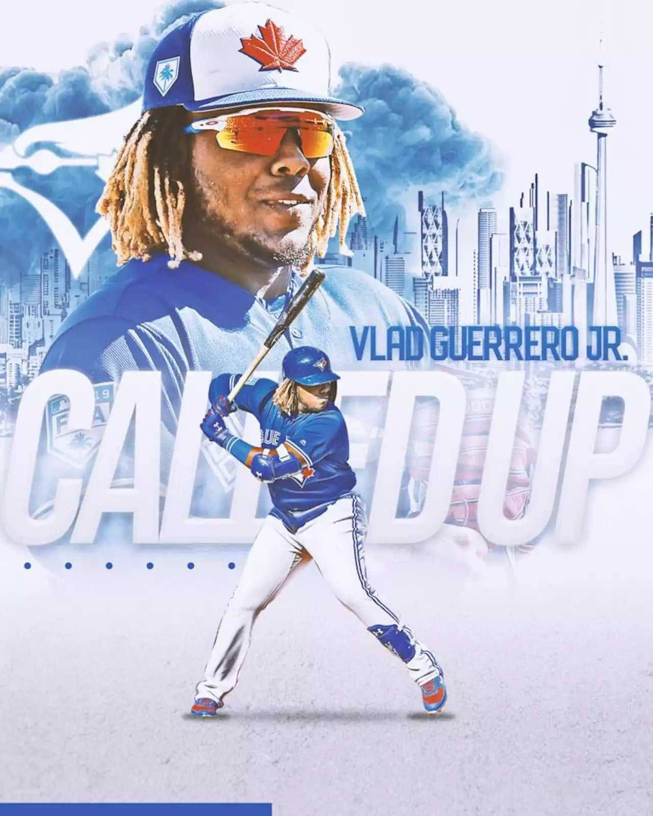 棒球運動員 Vlad Guerrero Jr. 身穿藍色制服，在多倫多天際線背景下揮棒。