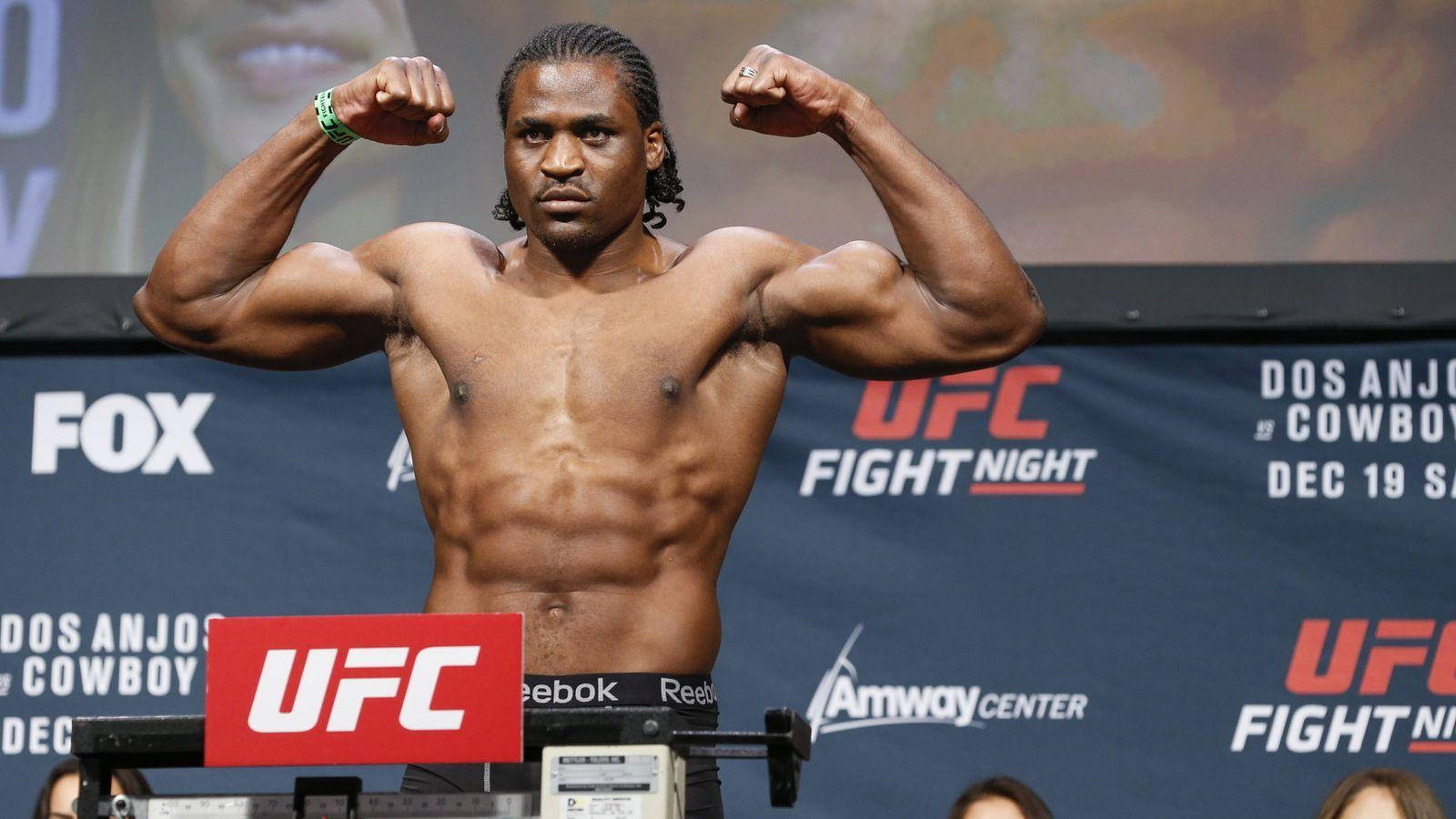 UFC拳擊手在稱重活動中展示肌肉