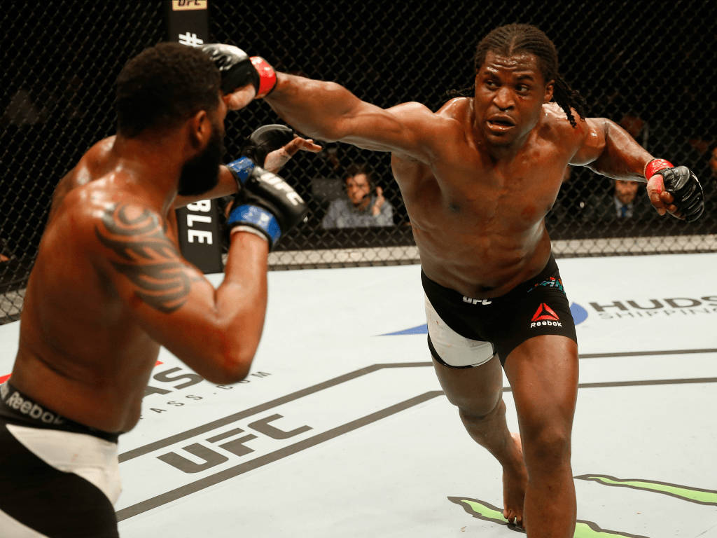 兩名男性MMA拳手在UFC八角籠中比賽時互相出拳。