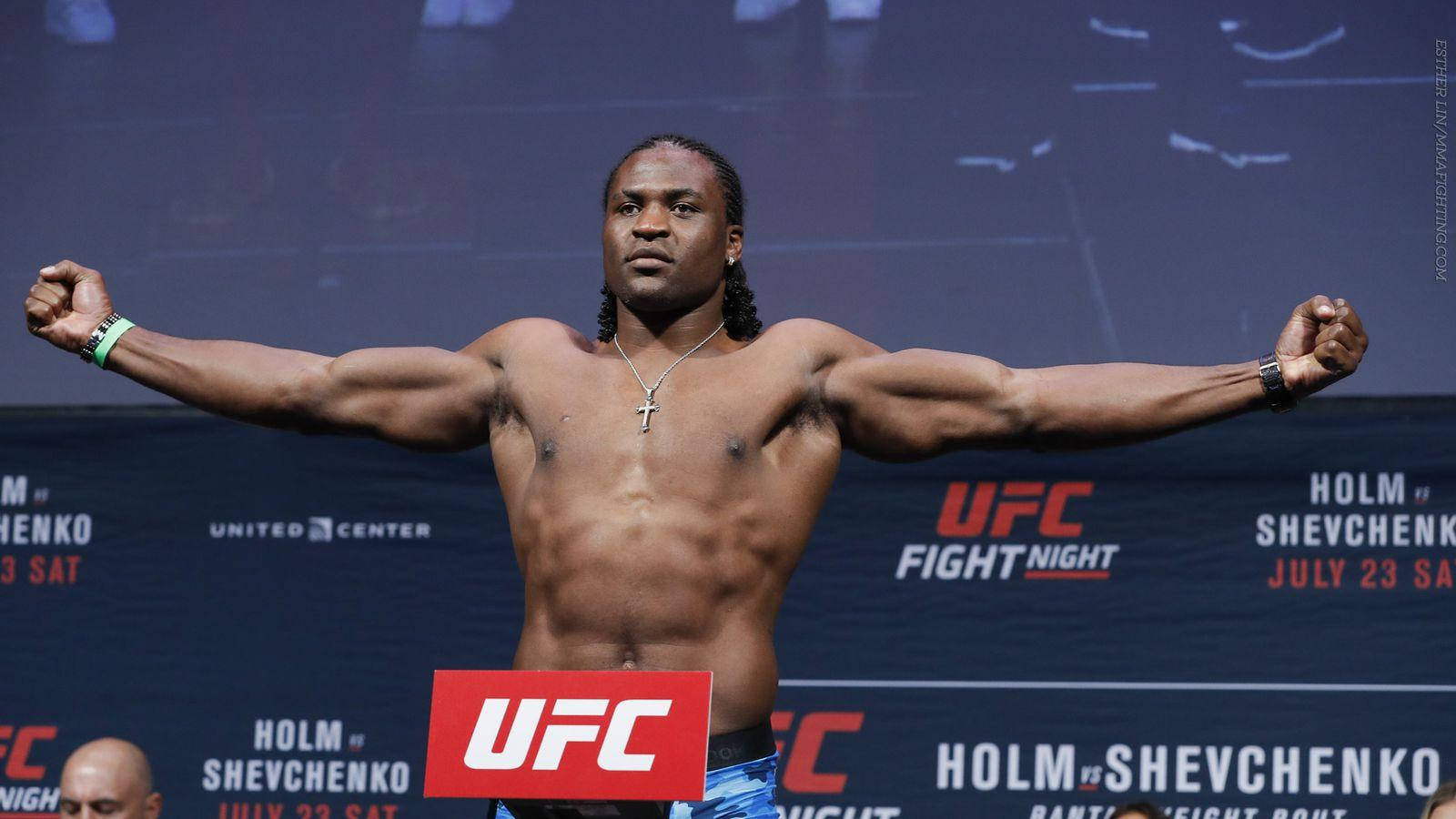 UFC拳手在稱重時張開雙臂擺姿勢。