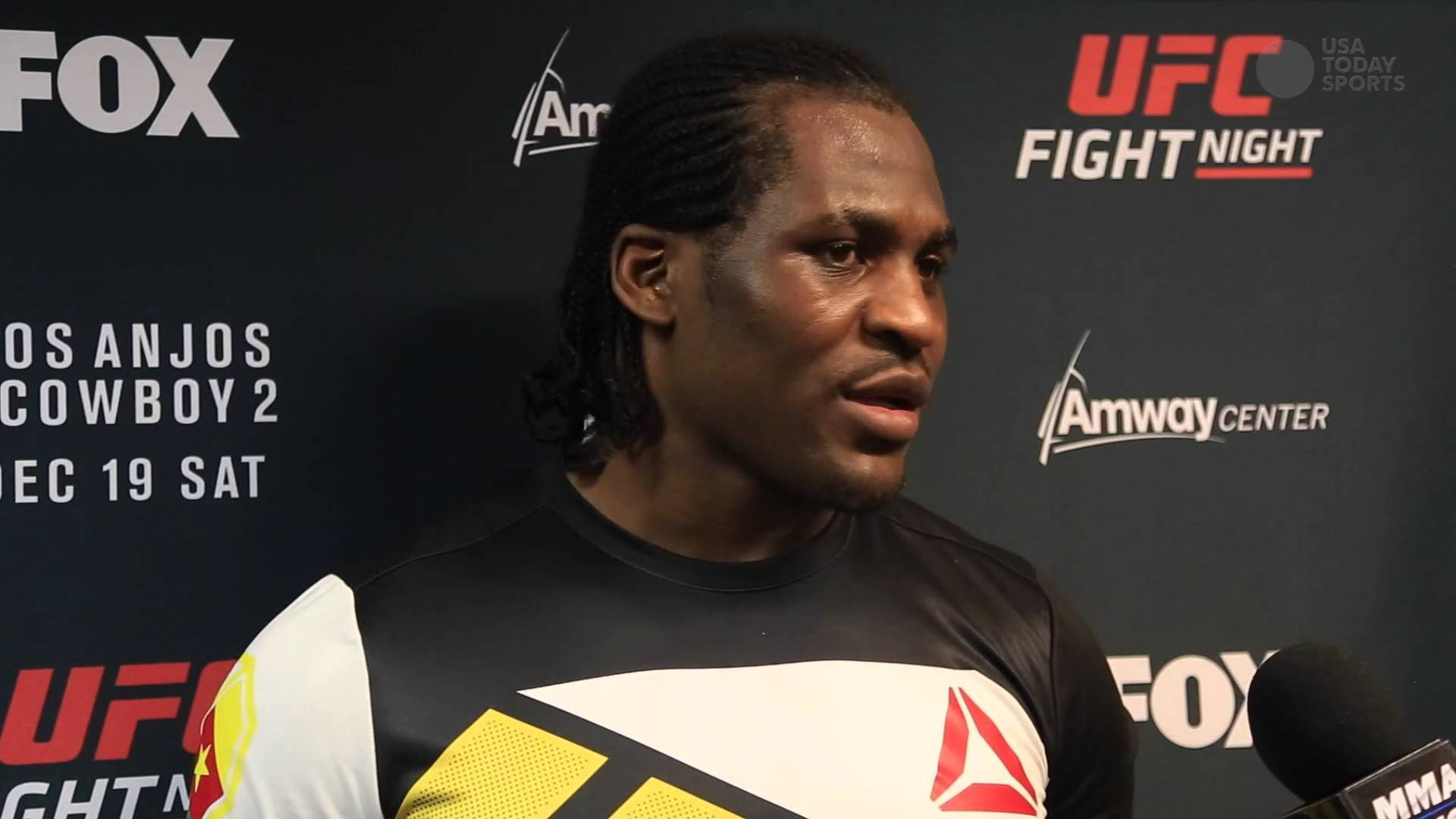 MMA拳手在UFC新聞發布會上對著麥克風說話