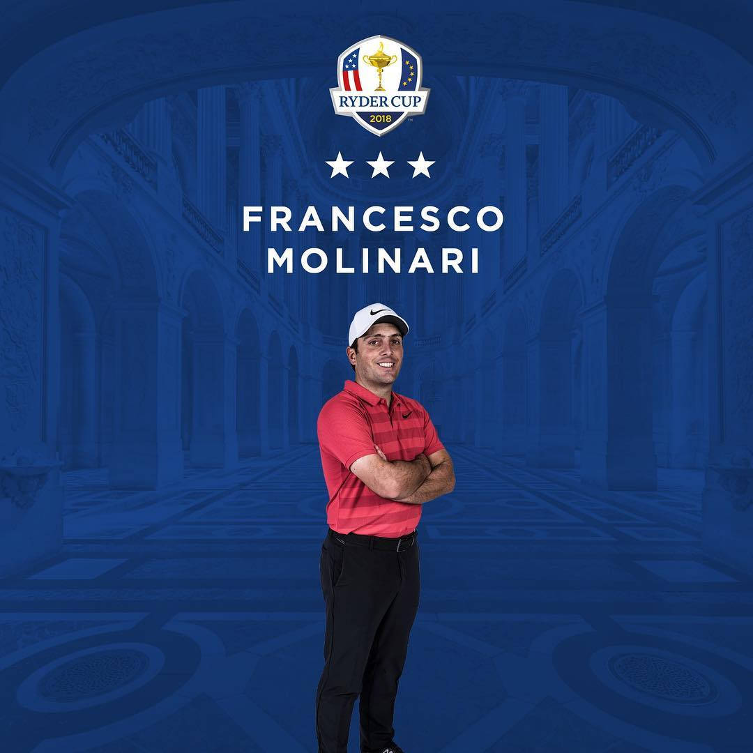弗朗西斯科·莫里納利萊德杯賽事 壁紙 — 高爾夫球手 Francesco Molinari 在 Ryder Cup 品牌標誌下的藍色調大廳中自信地交叉雙臂站立。
