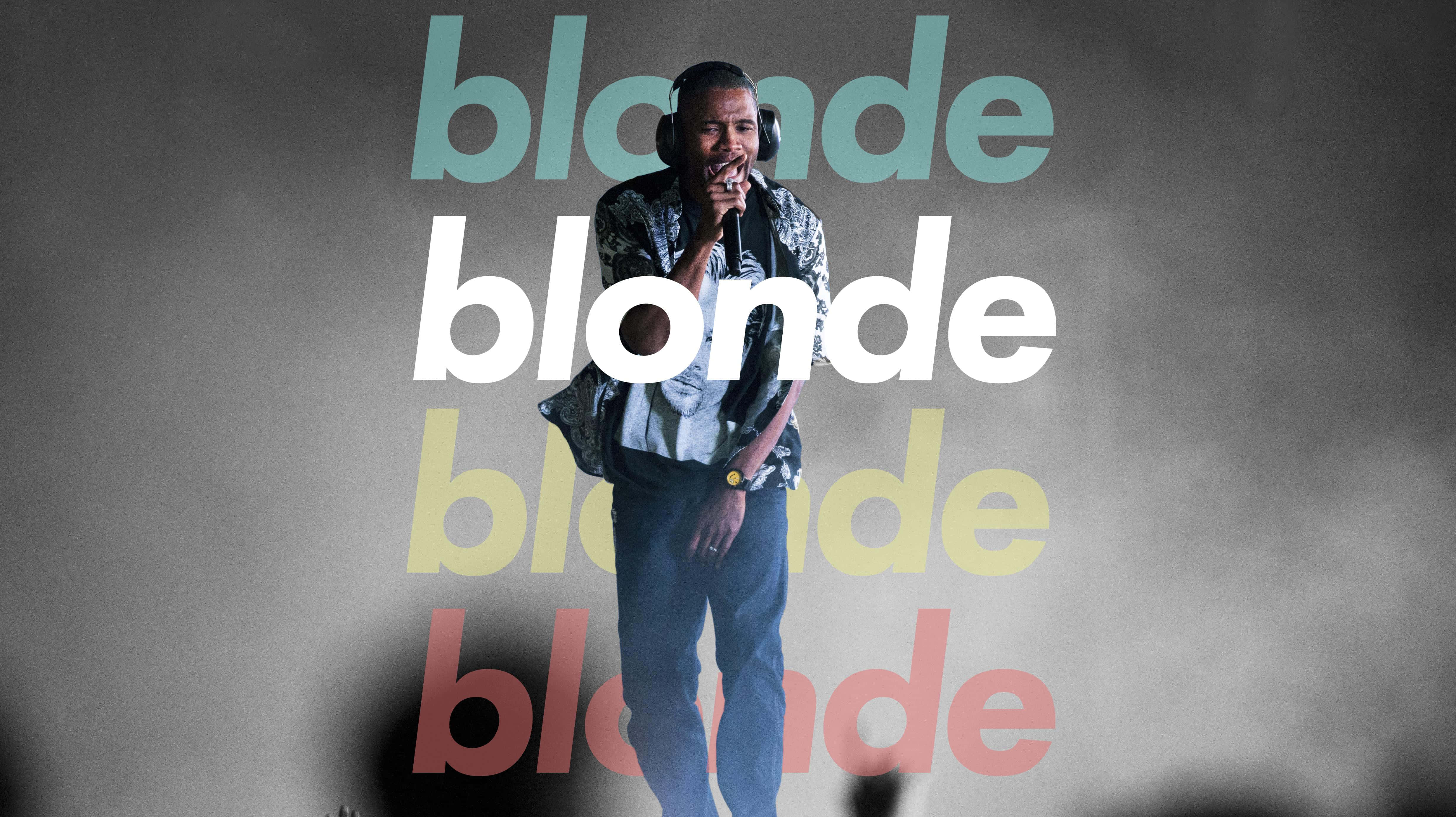 弗蘭克·奧cean 解構《Blonde》的複雜層次 壁紙 — 一位戴著耳機並手持咪高峰的表演者，站在煙霧繚繞的背景前，背景中'blonde'一詞以分層色彩重複出現。