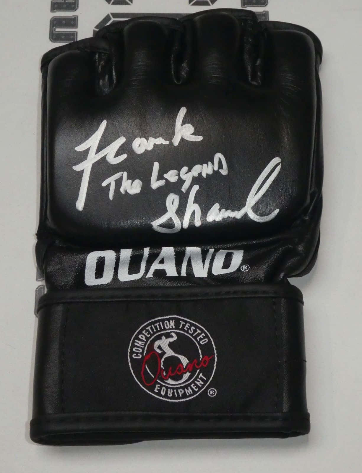 簽名黑色MMA手套，附有「Frank The Legend Shaw」簽名。